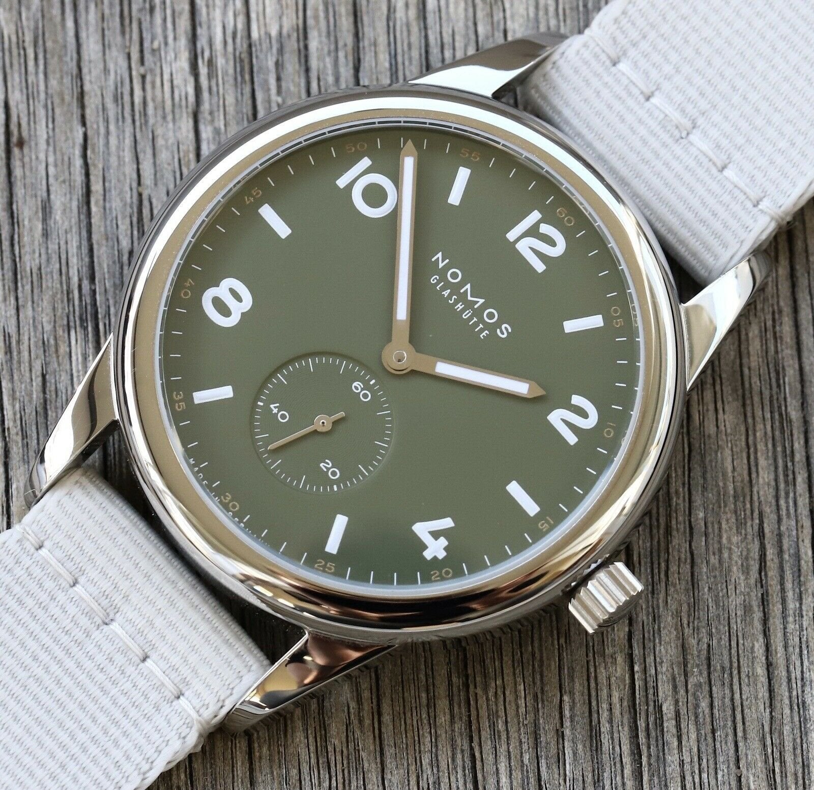 Nomos_Club_Automatic_175_Years_Limited_Edition_Olive_Green_753.S3_Watch_Vault_02.jpg