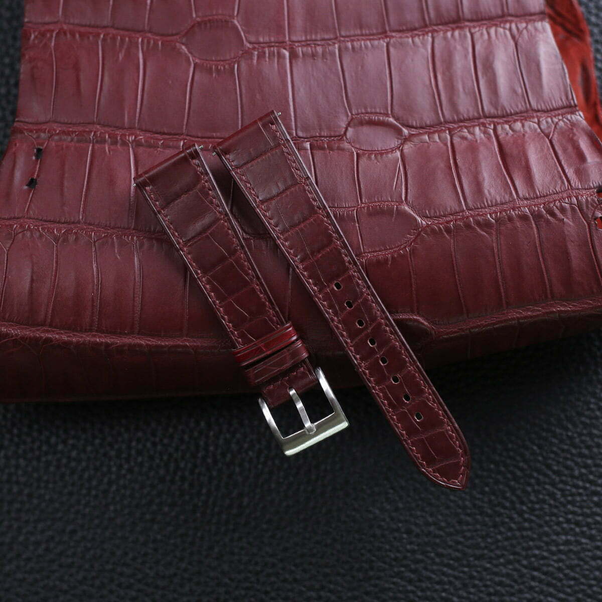 AlligatorLeatherWatchStrapWatchVaultBurgundy01_6073e3e4-7613-4d25-9b32-21d913665fb4.jpg