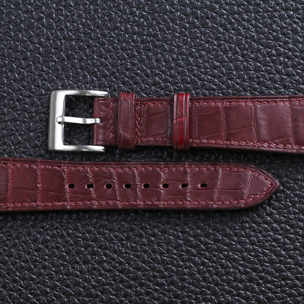 AlligatorLeatherWatchStrapWatchVaultBurgundy02_ea7b301d-87de-4982-a9ee-618638f1b7a0.jpg