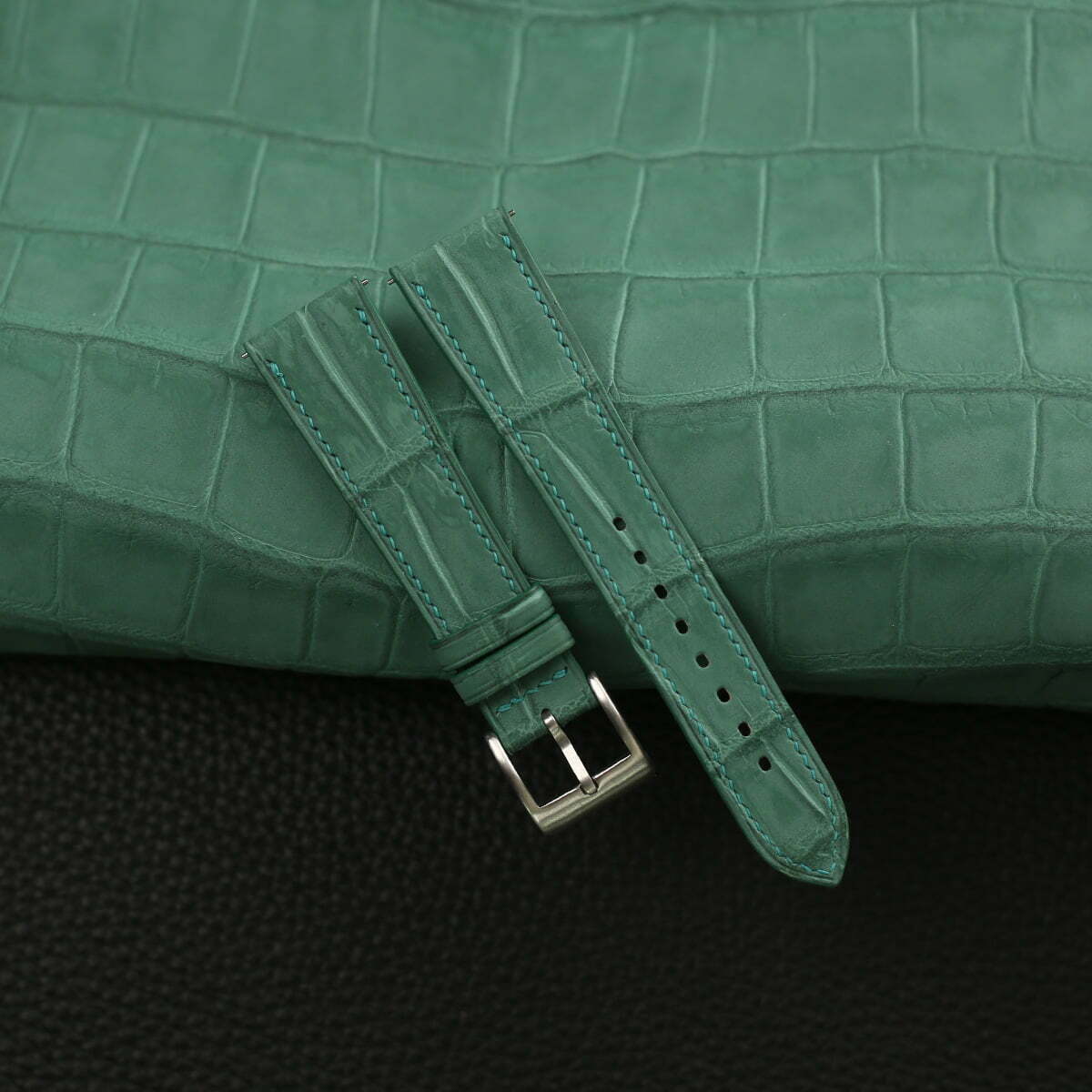 AlligatorLeatherWatchStrapWatchVaultNubuckGreen01_66339e12-abb1-420d-b216-10e35524f3be.jpg