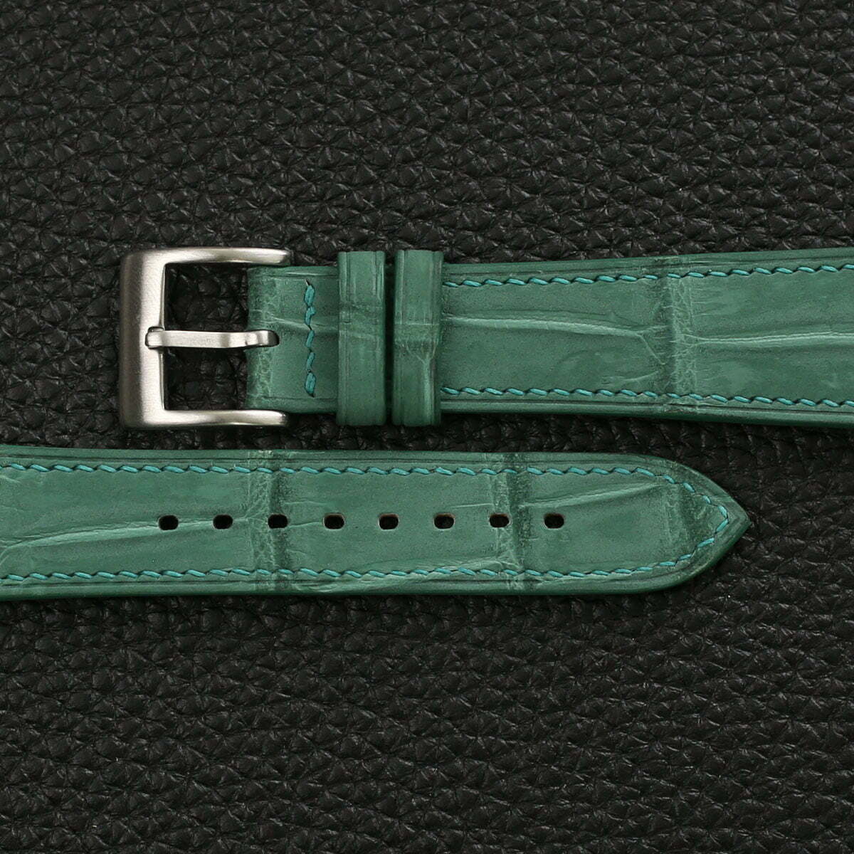 AlligatorLeatherWatchStrapWatchVaultNubuckGreen02_68081fb3-ac4c-48a4-858d-555d118d2eb8.jpg