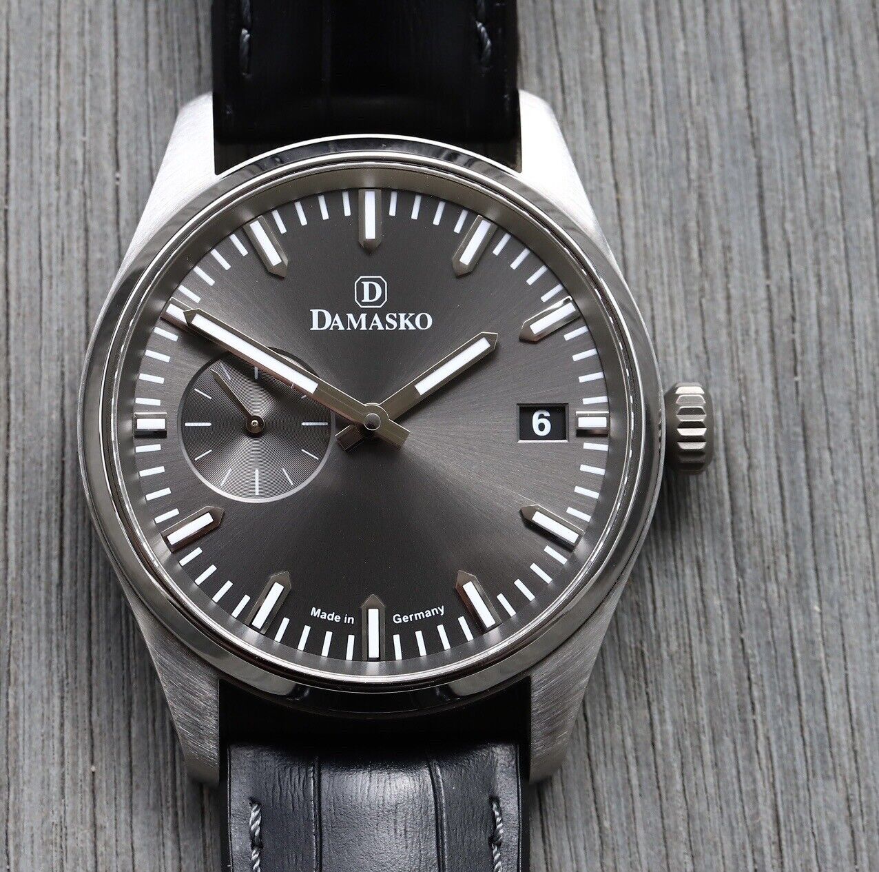 DamaskoDK105Anthracite-2020WatchVault01.jpg