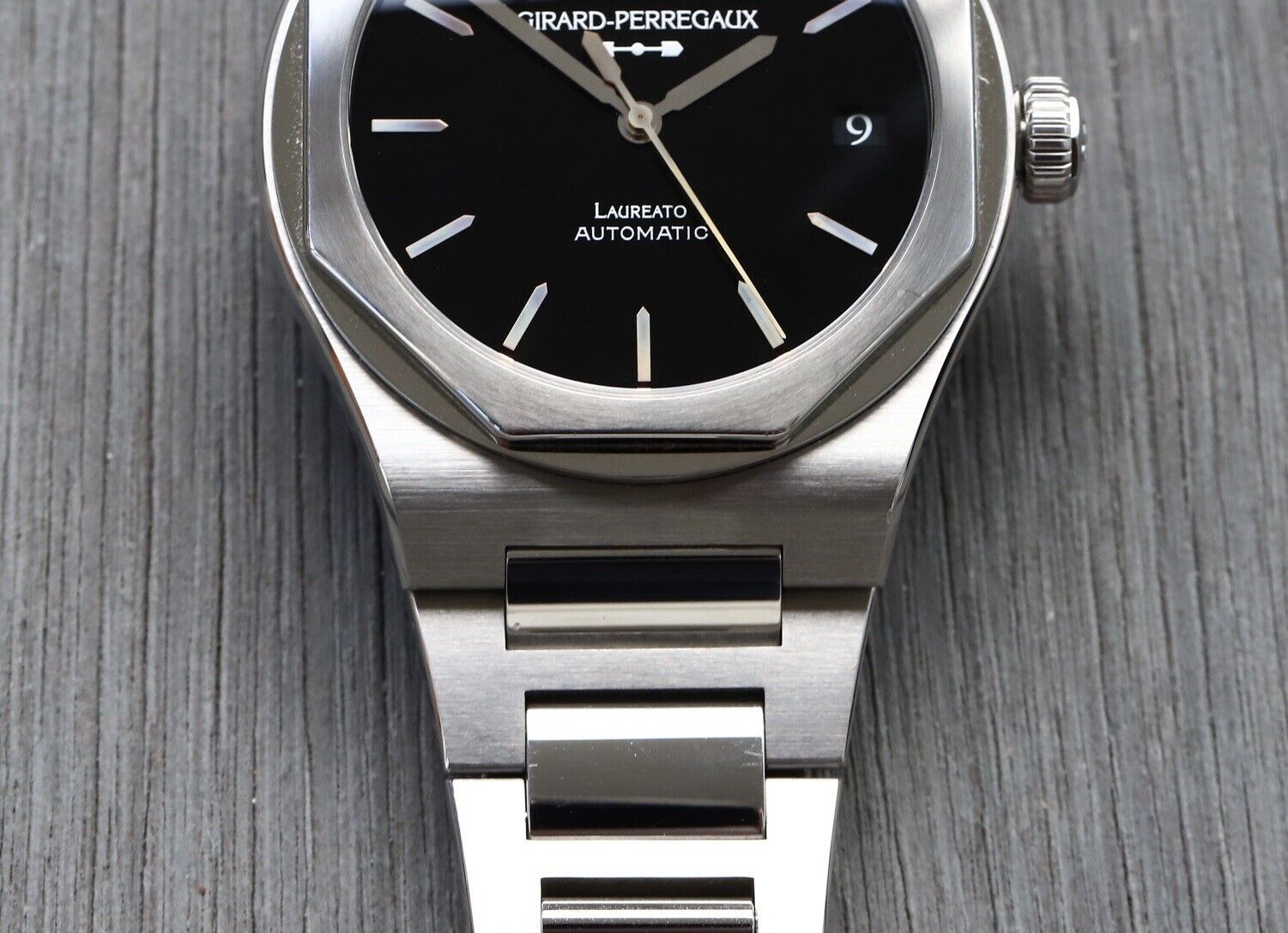 Girard-Perregaux Laureato Infinity Edition Onyx Dial 81010
