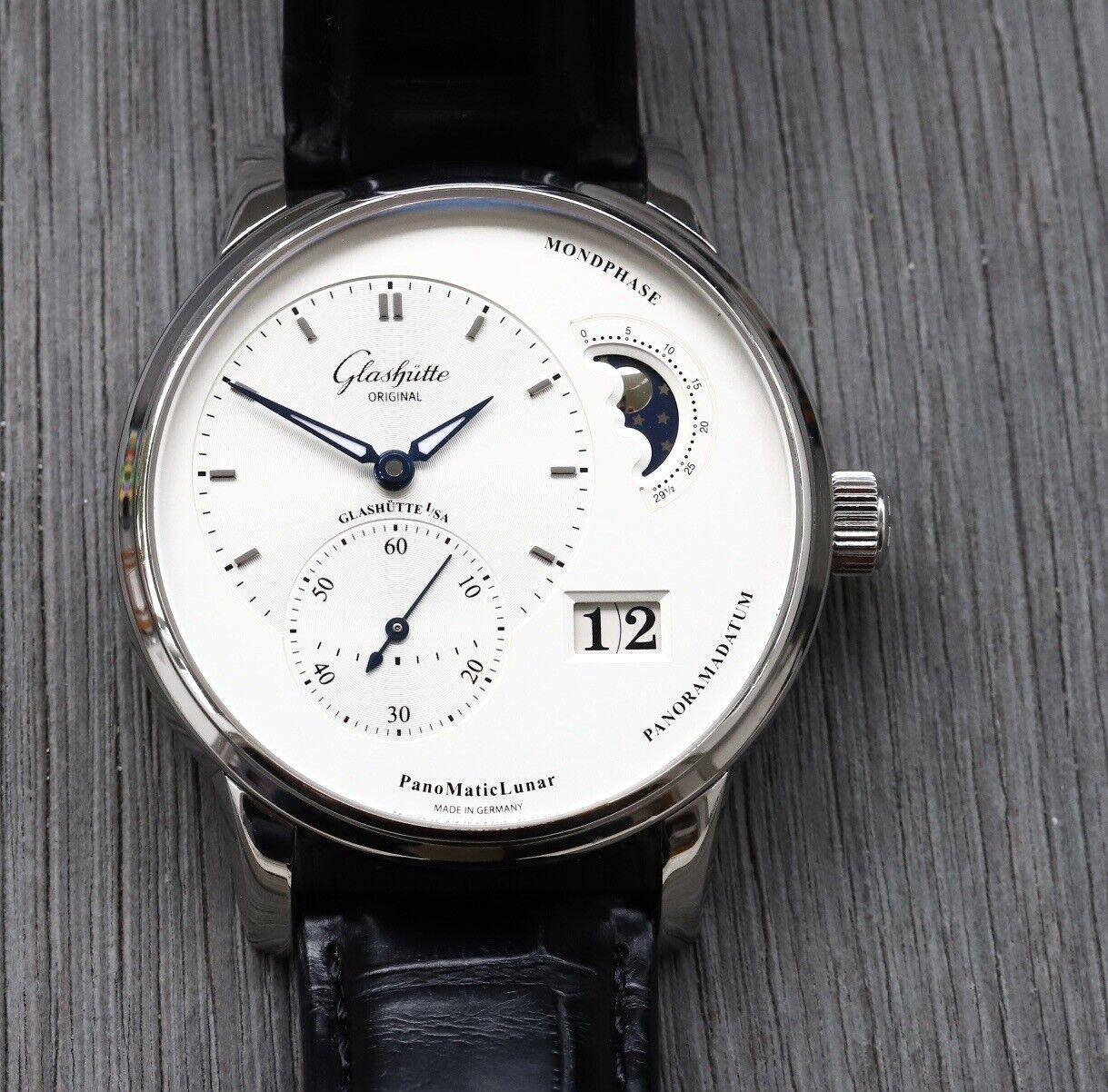 GlashutteOriginalPanoMaticLunar1-90-02-42-32-05-2015WatchVault01.jpg