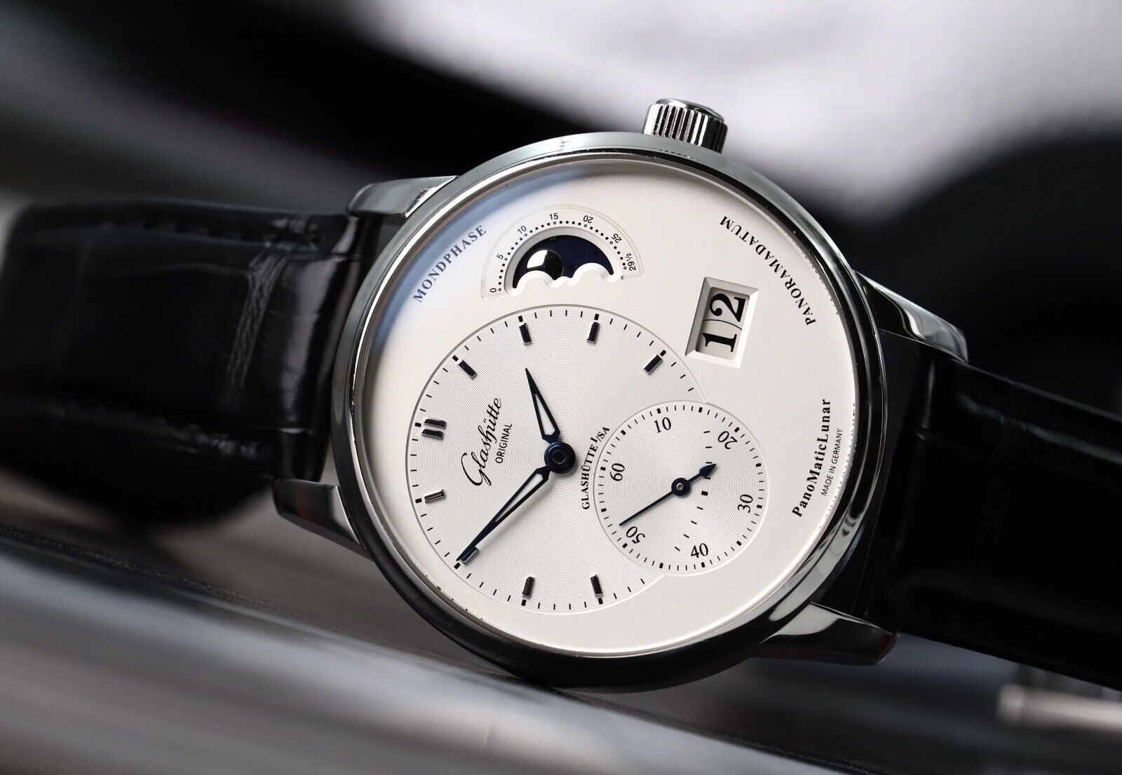 GlashutteOriginalPanoMaticLunar1-90-02-42-32-05-2015WatchVault02.jpg