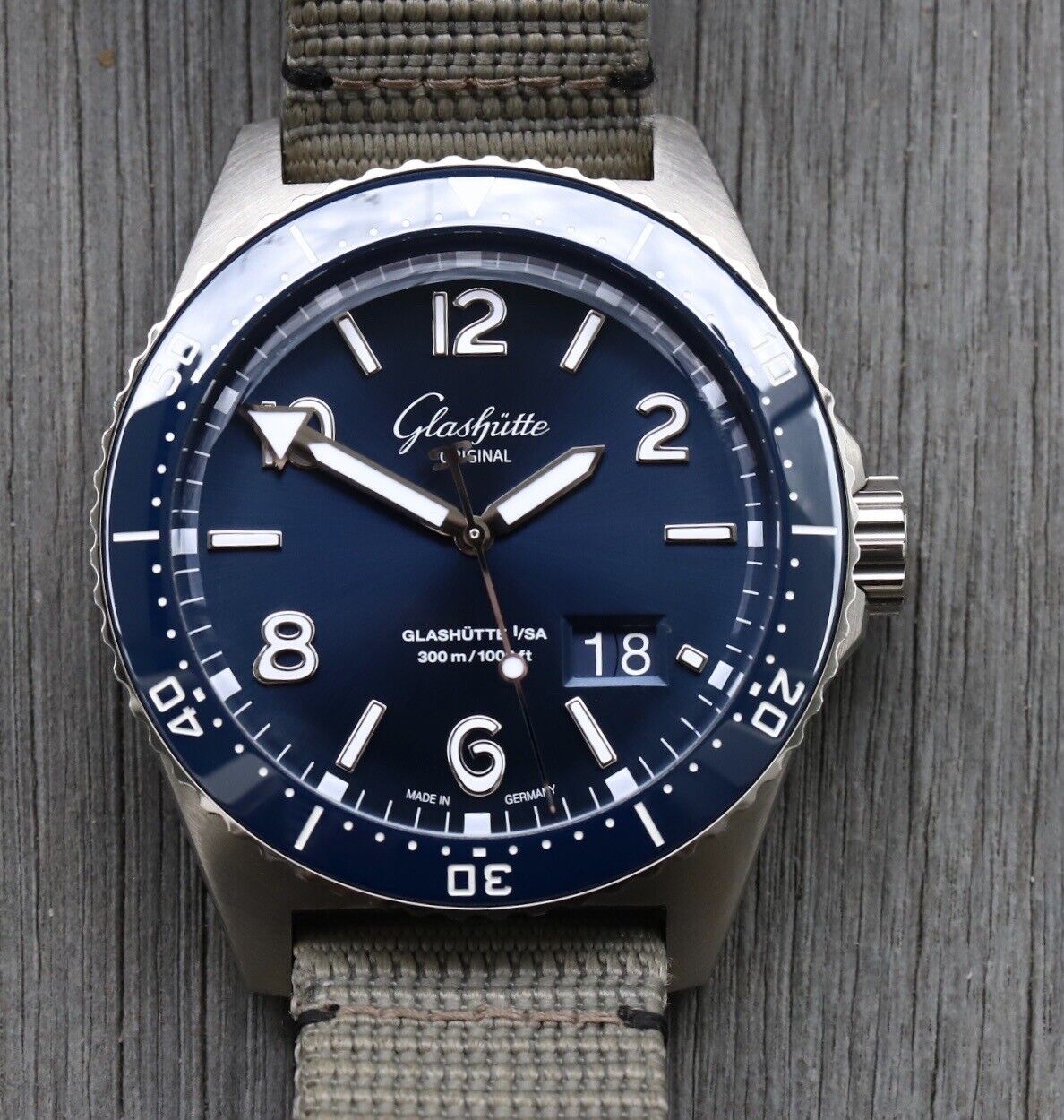 GlashutteOriginalSeaQPanoramaDateBlueDial1-36-13-02-81-70-2020WatchVault01.jpg