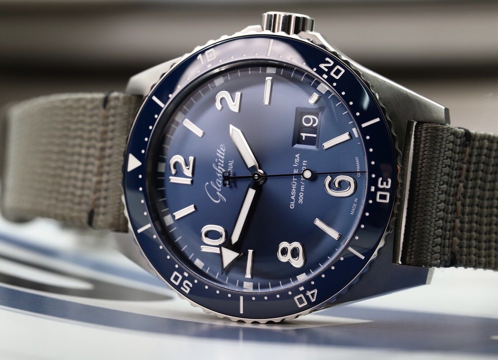 GlashutteOriginalSeaQPanoramaDateBlueDial1-36-13-02-81-70-2020WatchVault02.jpg