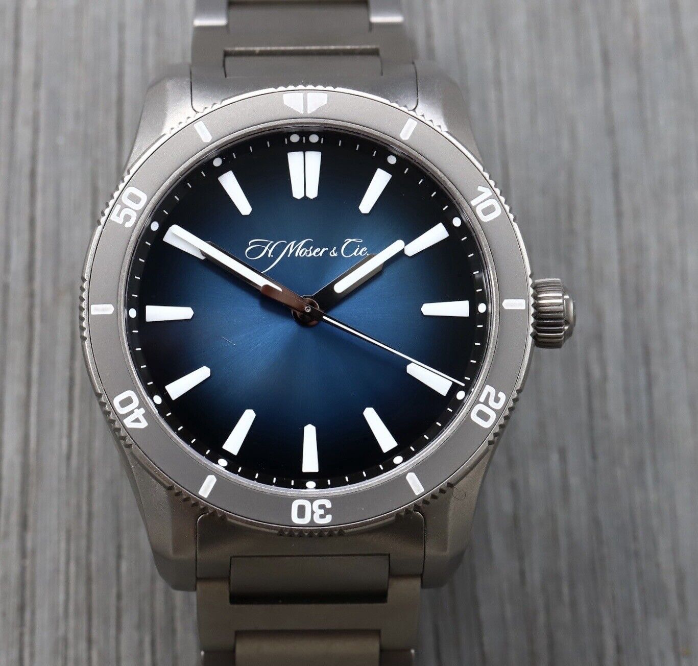 H.Moser_CiePioneerCentreSecondsFunkyBlueRBTitanium3200-0500-2022WatchVault01.jpg