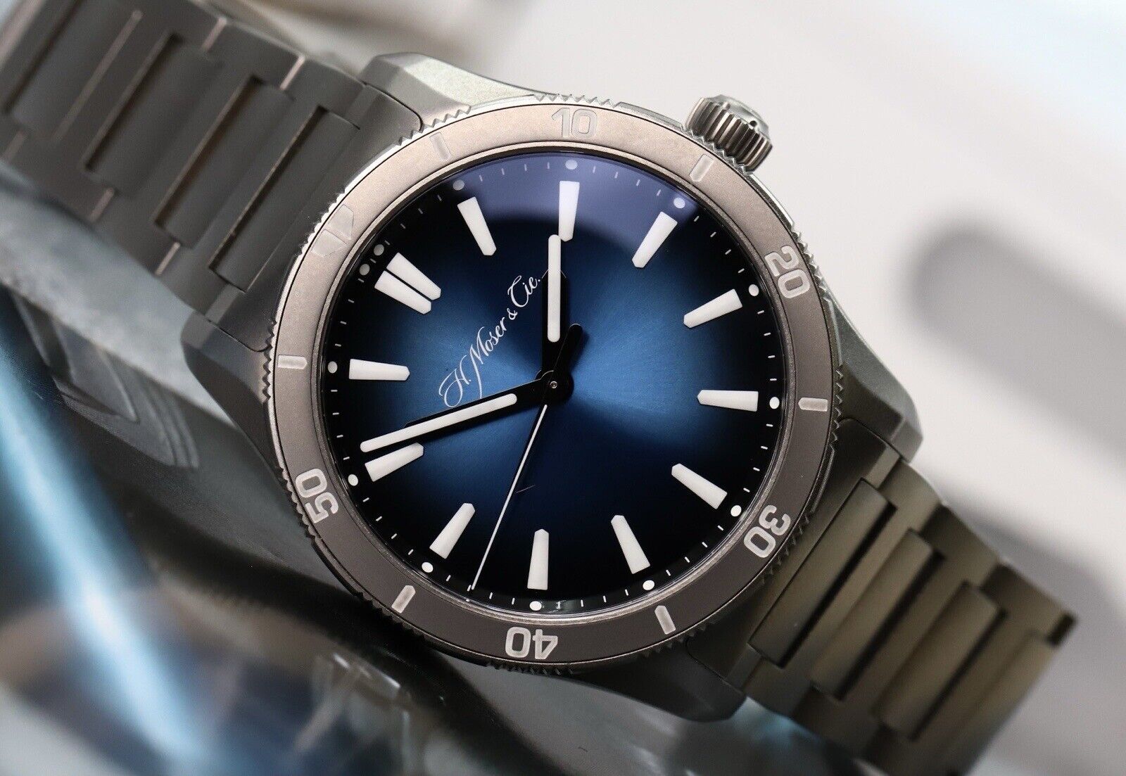H.Moser_CiePioneerCentreSecondsFunkyBlueRBTitanium3200-0500-2022WatchVault02.jpg
