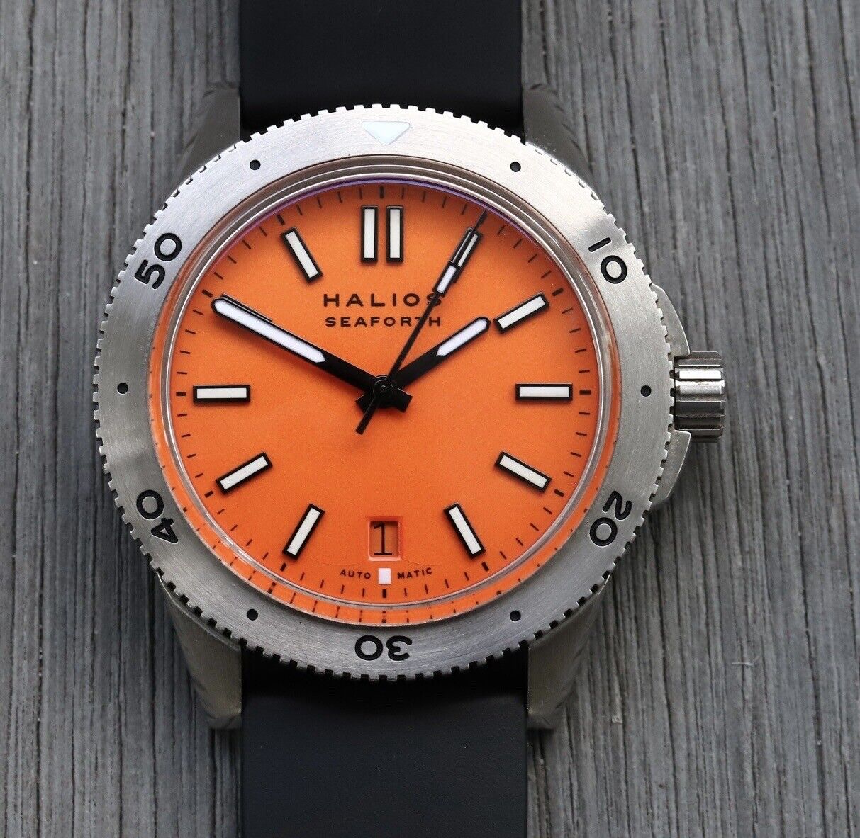 HaliosSeaforthSignalOrangeSeries3WatchVault01.jpg