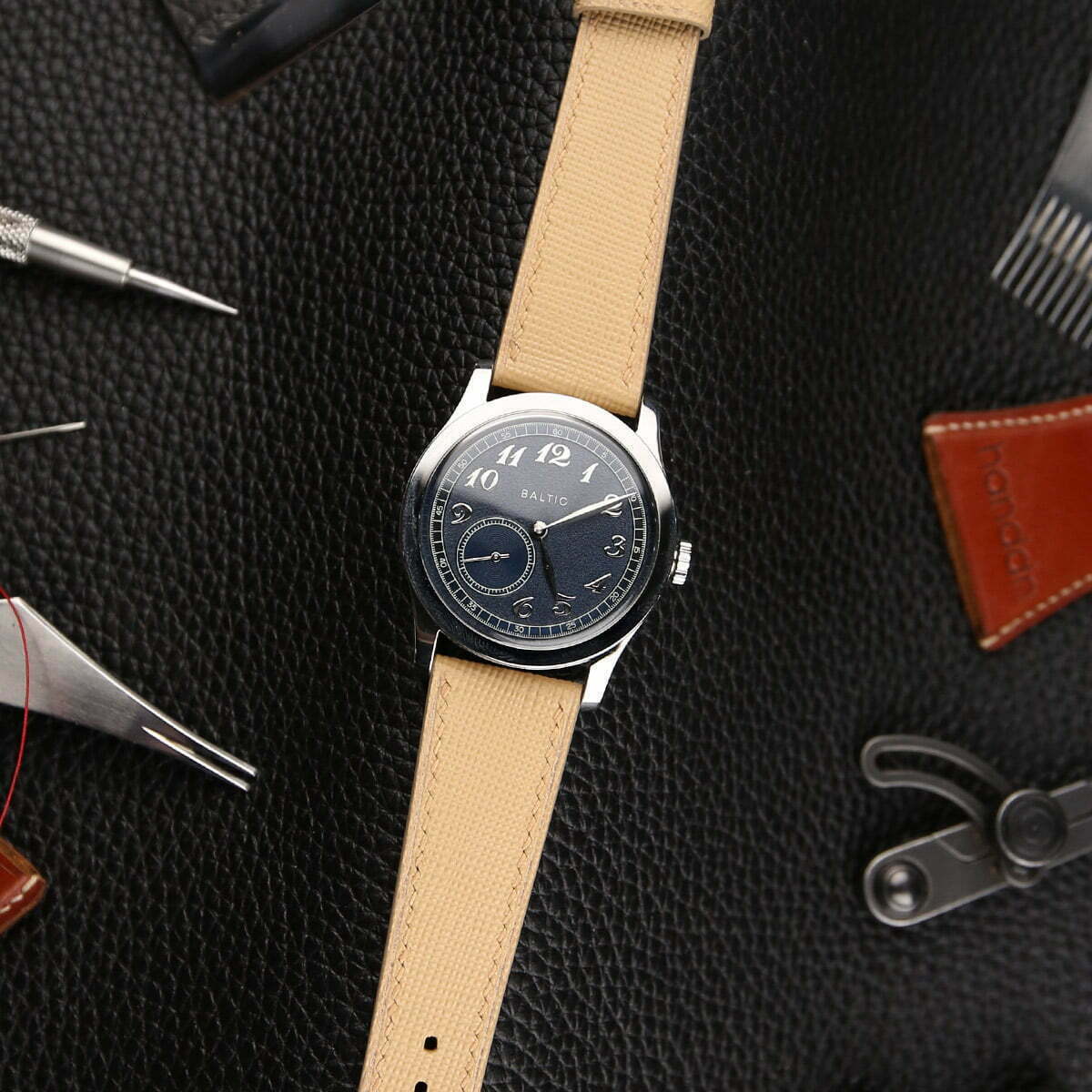 SaffianoLeatherWatchStrapWatchVaultBeige02_5035d7cc-0943-4454-8692-c9a8d6ea331b.jpg