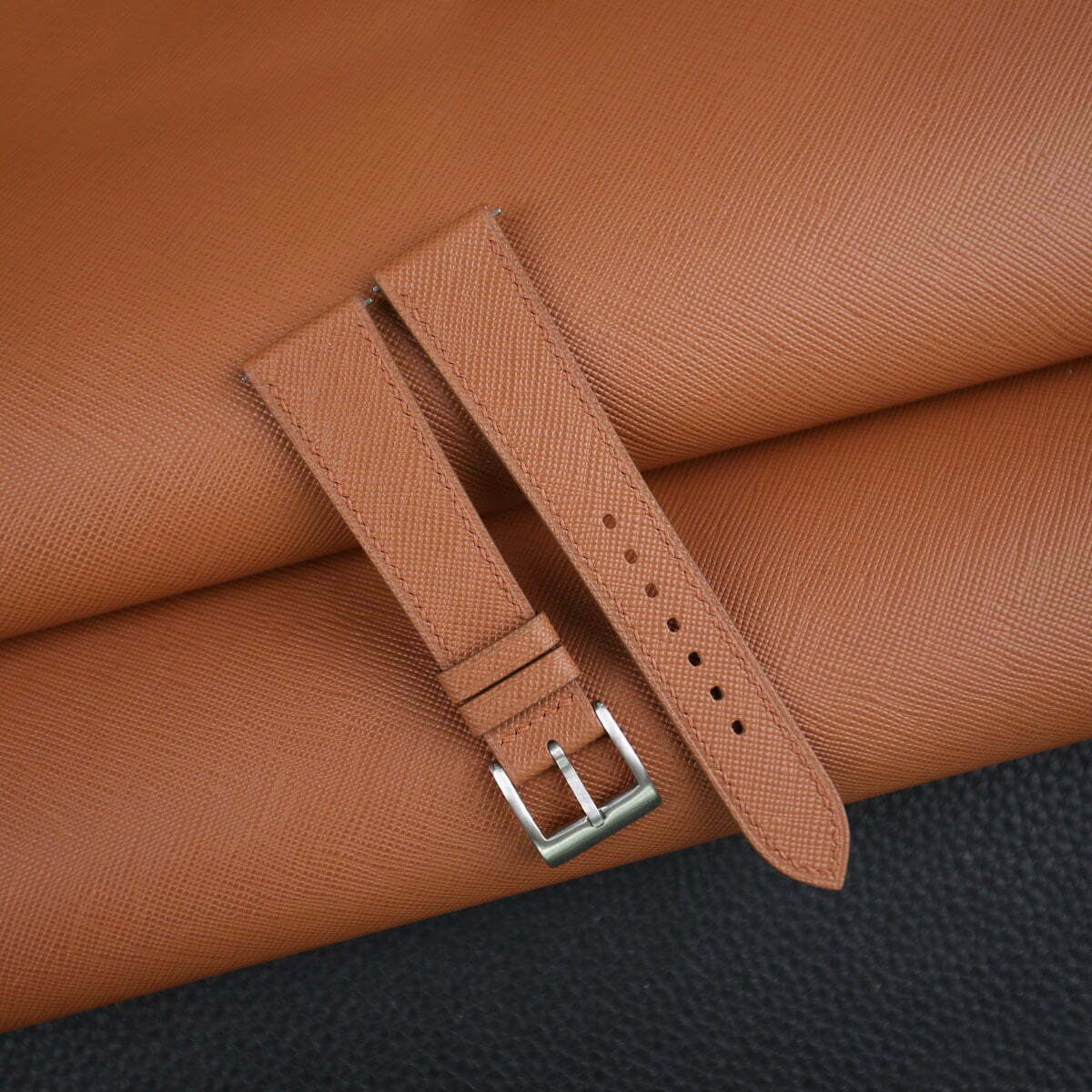 SaffianoLeatherWatchStrapWatchVaultGoldenBrown01_3f86c277-ecf4-48c9-afe1-50837075aff0.jpg