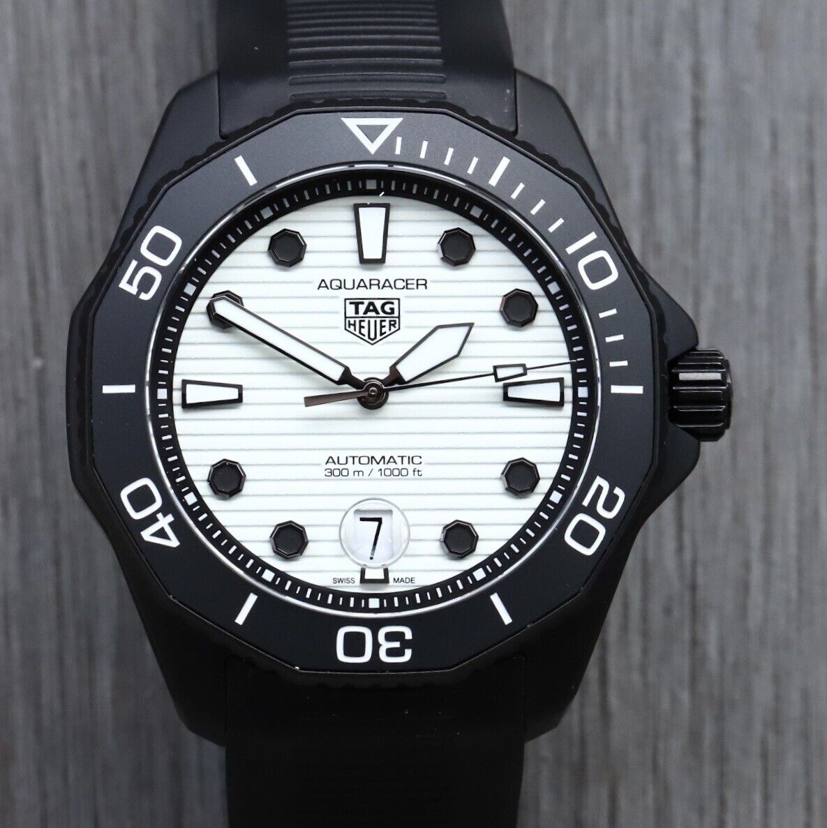TAGHeuerAquaracerProfessional300NightDiver43mmWBP201D.FT6197-2021WatchVault01.jpg