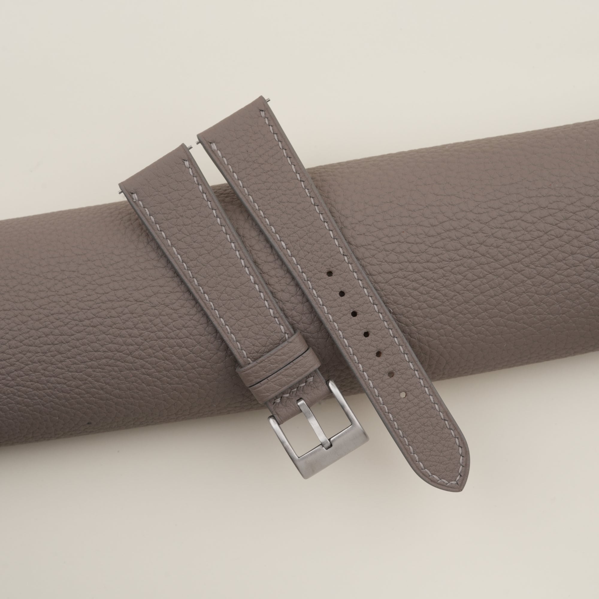 TogoCalfLeatherWatchStrapWatchVaultCementGrey01_e8aefba2-2d46-415a-9944-983e9ef37e52.jpg