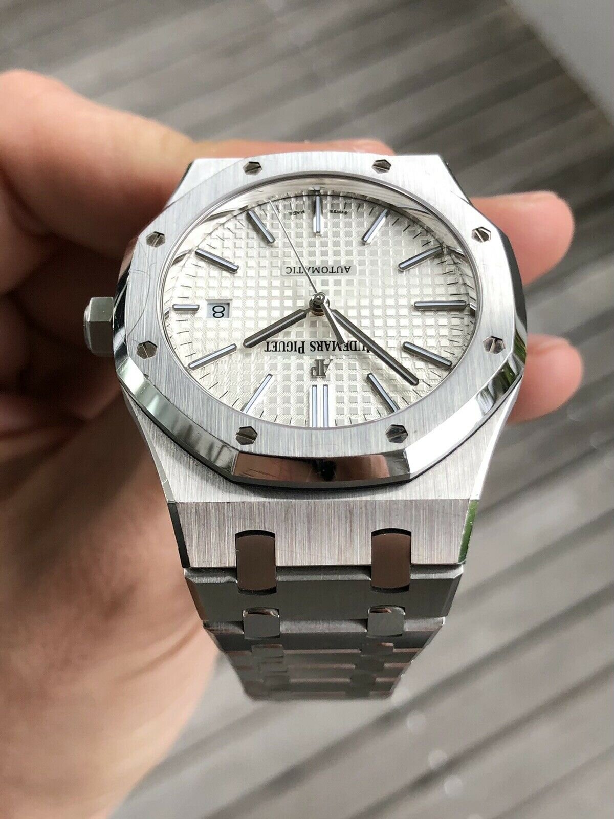 Ap royal oak hotsell 15400 white dial