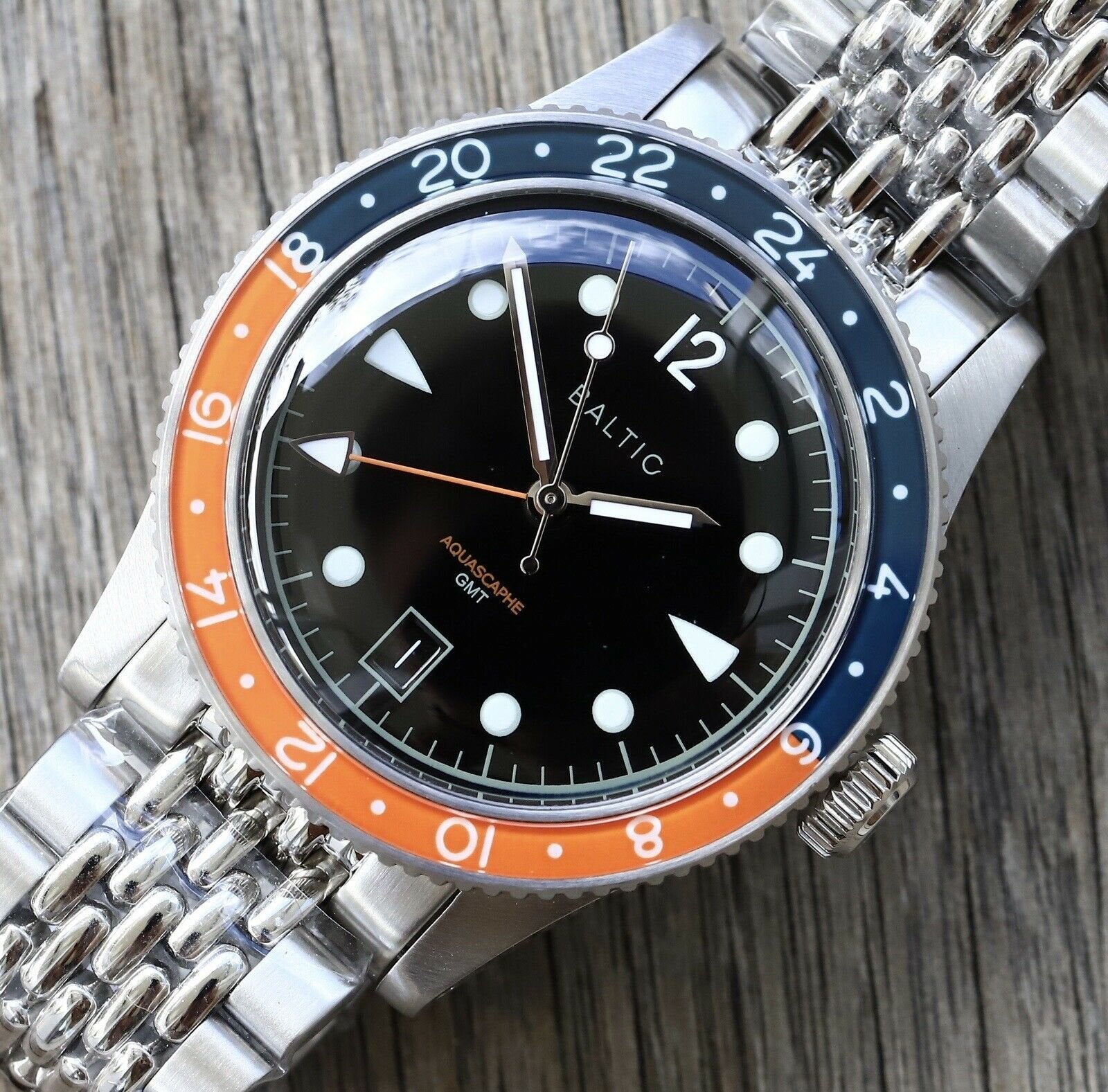 Baltic_Aquascaphe_GMT_Orange_-_2022_Watch_Vault_02.jpg