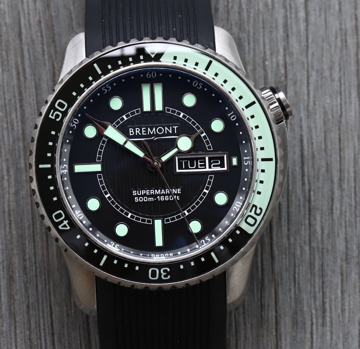 BremontSupermarineS500BK-GRBlackAndGreen-2013WatchVault01.jpg