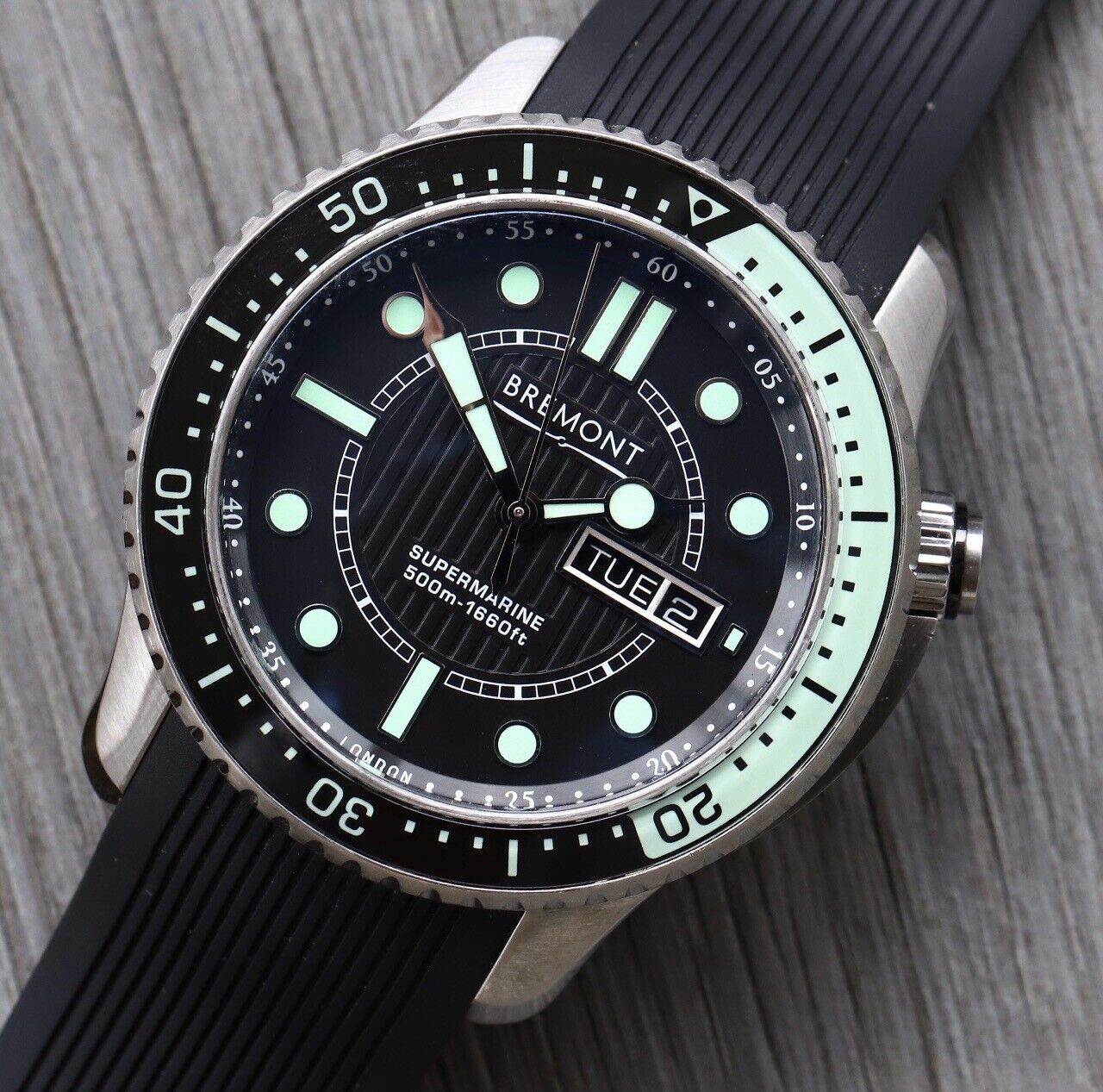 BremontSupermarineS500BK-GRBlackAndGreen-2013WatchVault02.jpg