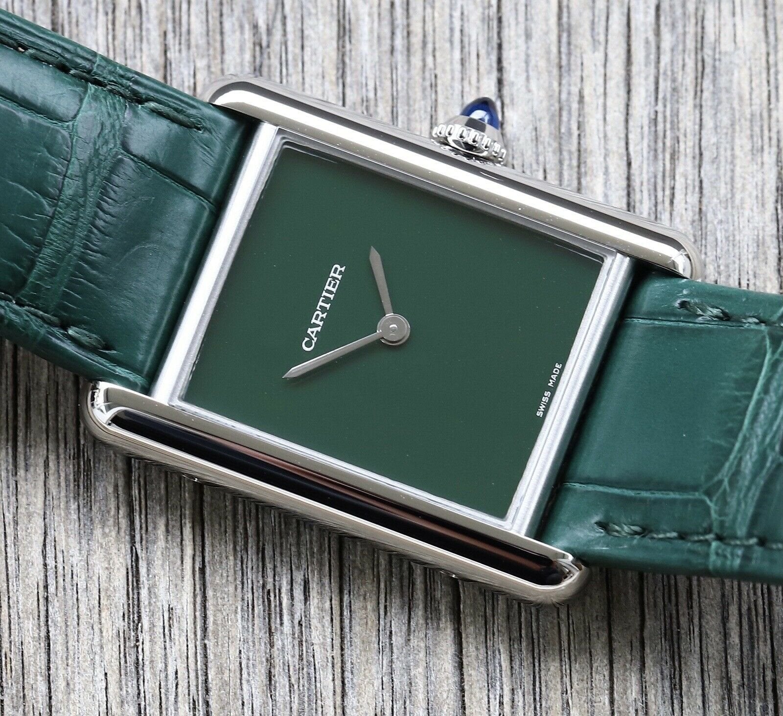 Cartier_Tank_Must_Green_WSTA0056_-_2021_Watch_Vault_02.jpg