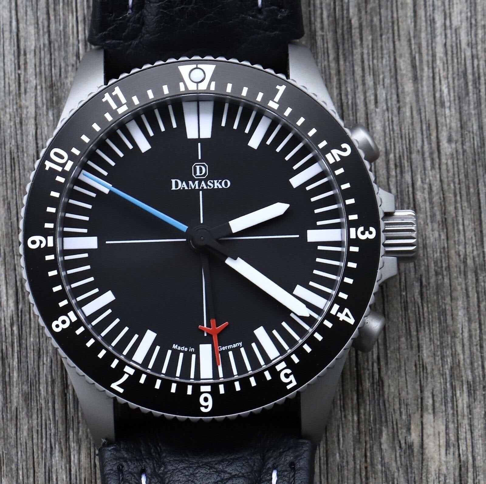 Damasko_DC_80_Chronograph_Pilot_Watch_BlueRed_-_2020_Watch_Vault_01.jpg