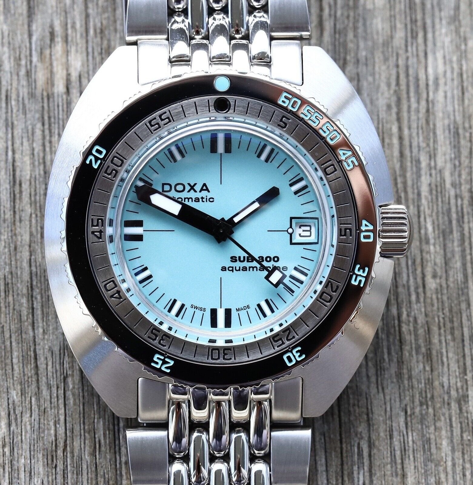 Doxa_SUB_300_Aquamarine_COSC_-_2021_Watch_Vault_01.jpg