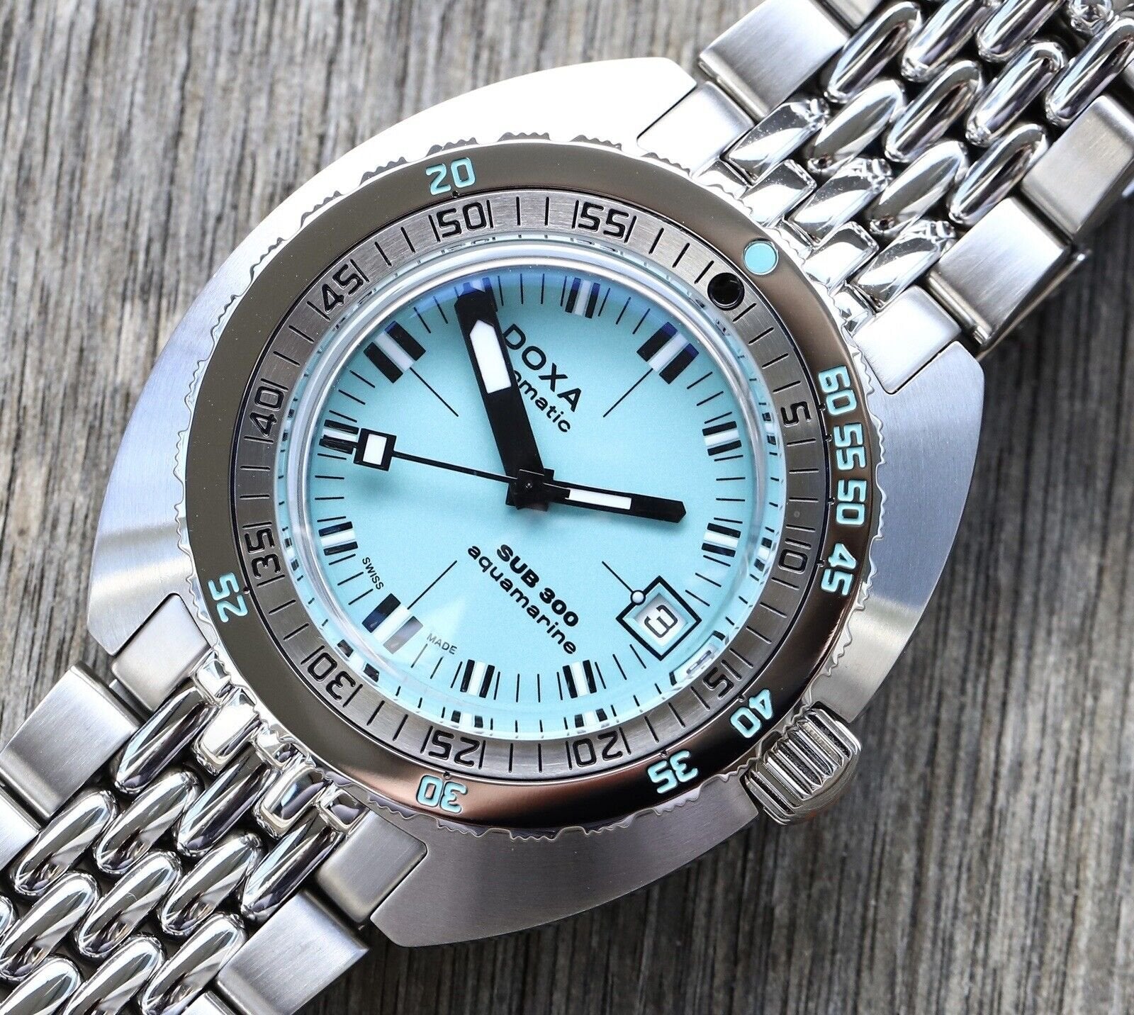 Doxa_SUB_300_Aquamarine_COSC_-_2021_Watch_Vault_02.jpg