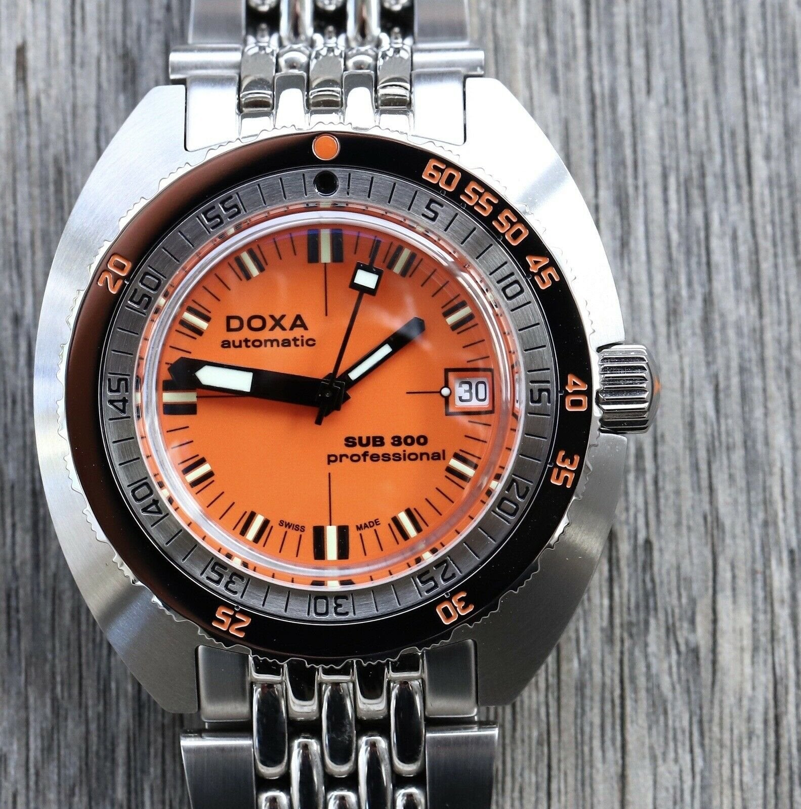 Doxa_SUB_300_Professional_COSC_-_2022_Watch_Vault_01.jpg