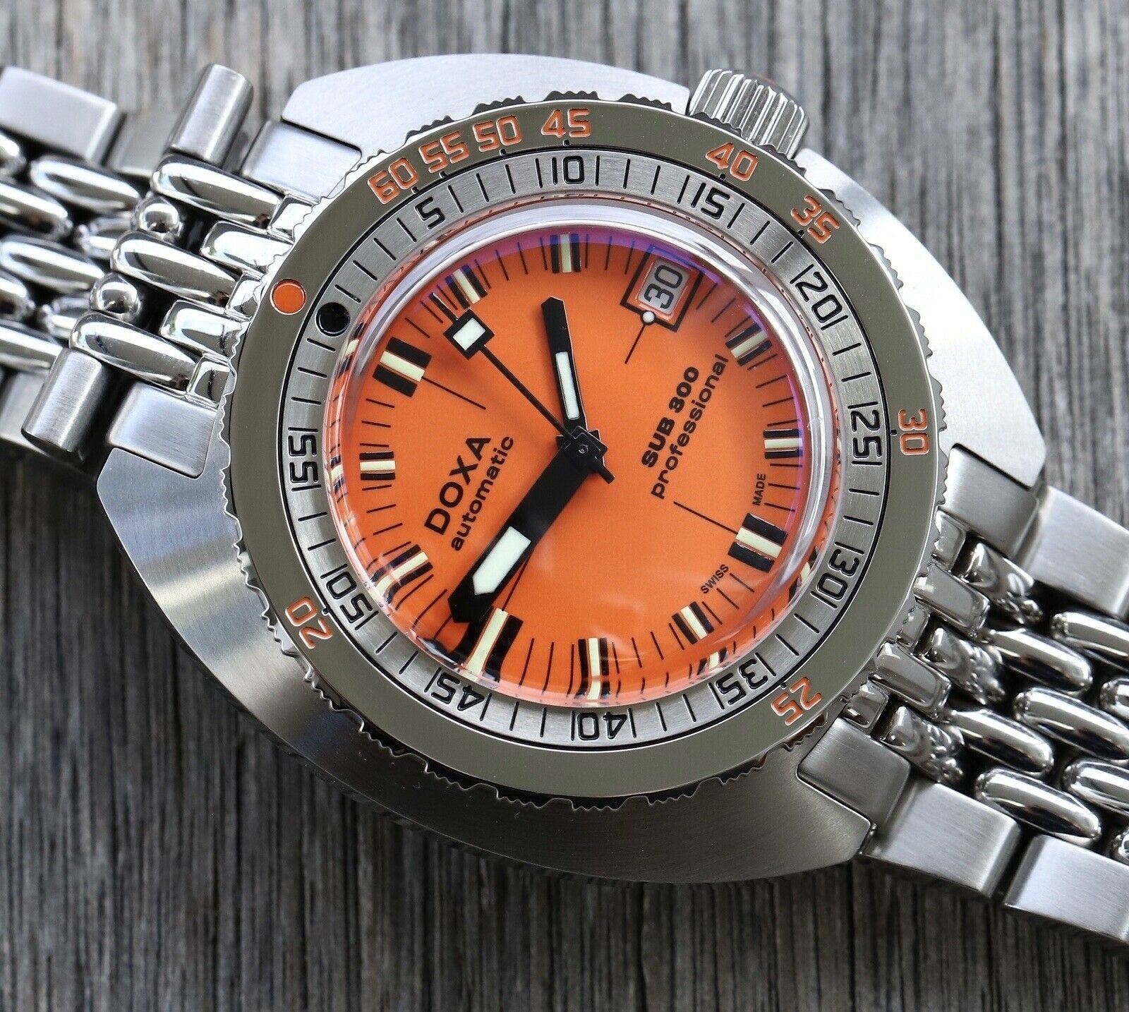 Doxa_SUB_300_Professional_COSC_-_2022_Watch_Vault_02.jpg