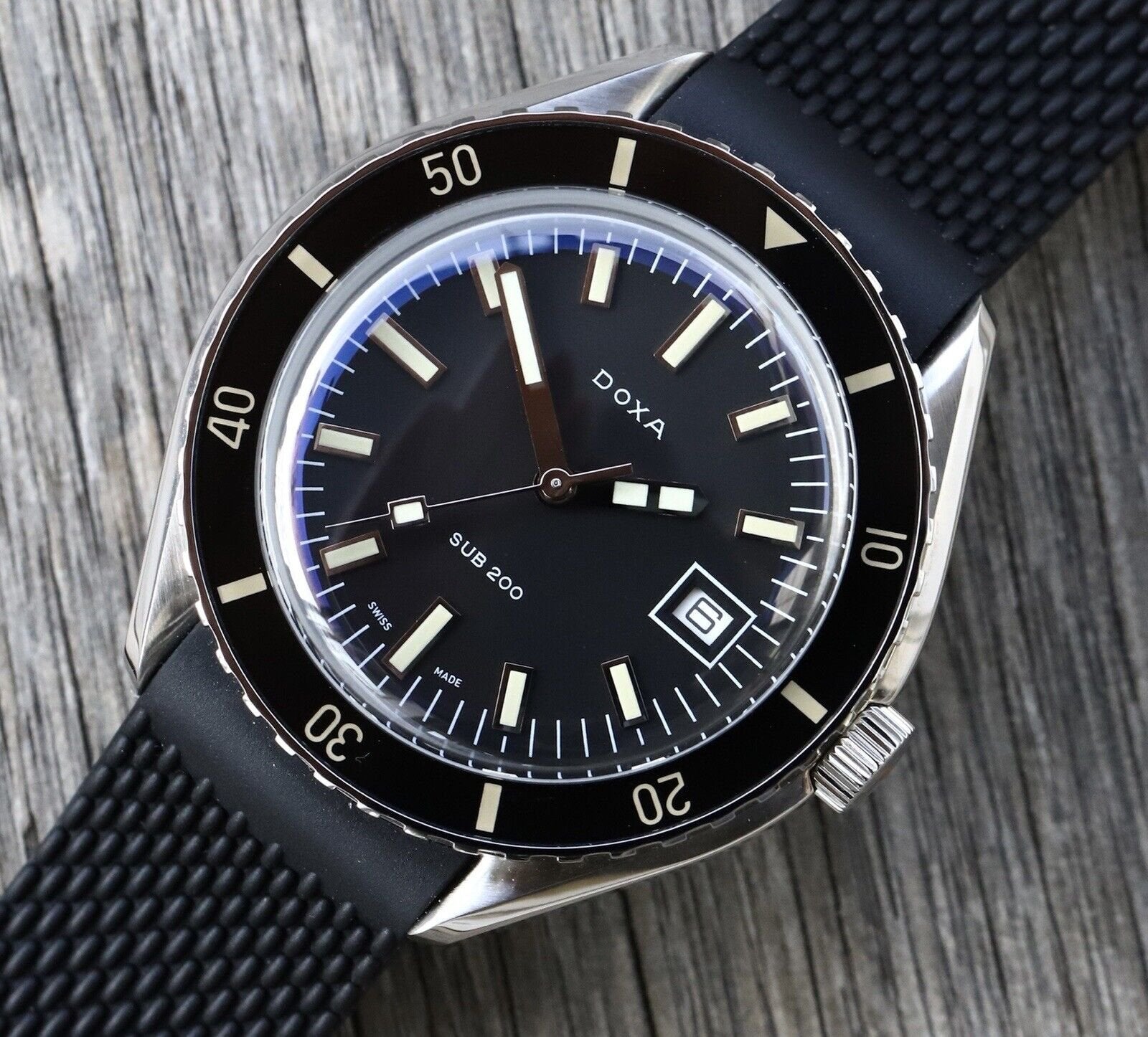 Doxa_Sharkhunter_Sub_200_Watch_Vault_02.jpg