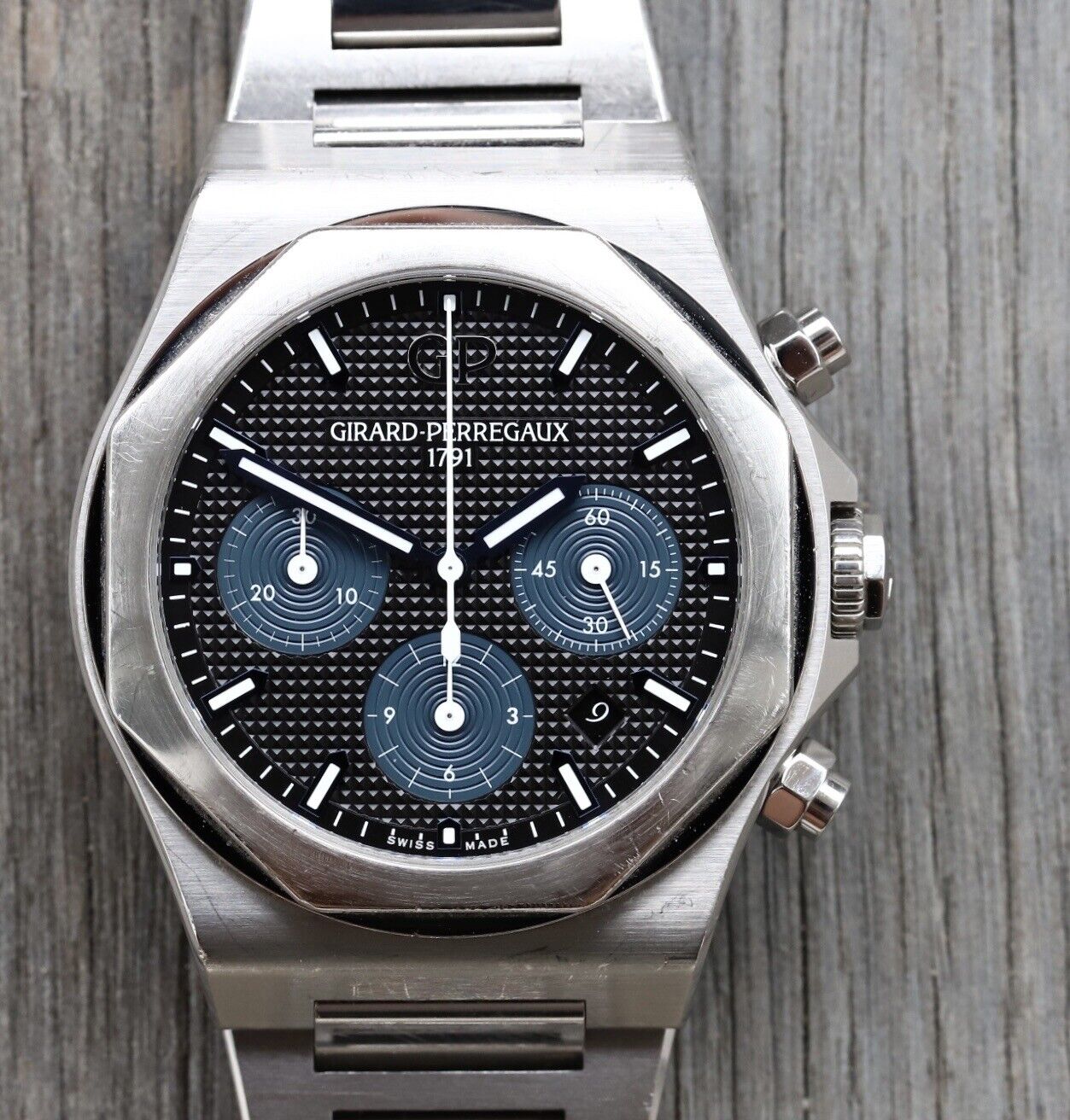 Girard-PerregauxLaureatoChronograph81020-11-631-11A42mm-2019WatchVault01.jpg