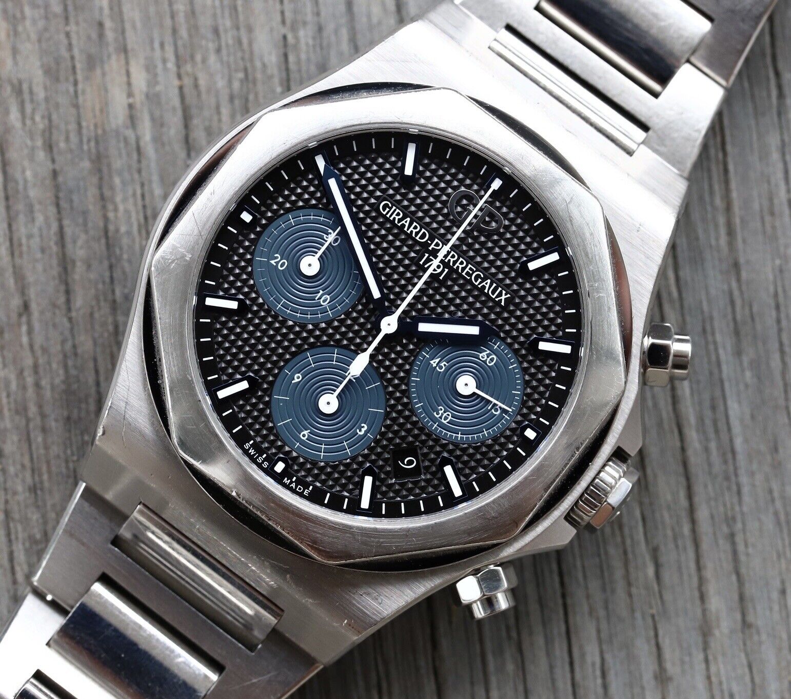 Girard-PerregauxLaureatoChronograph81020-11-631-11A42mm-2019WatchVault02.jpg