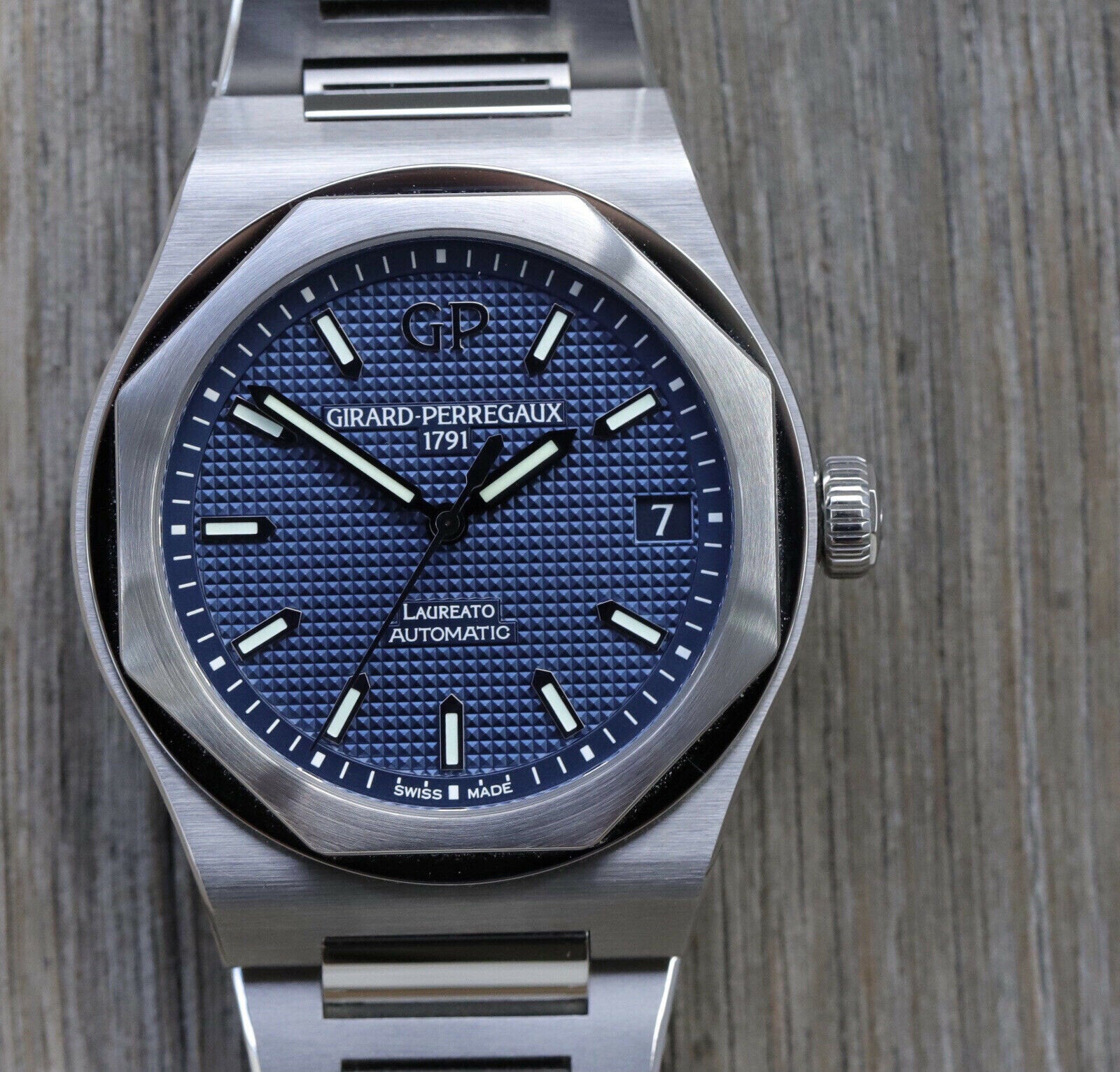 Girard-Perregaux_Laureato_Blue_Dial_81010-11-431-11A_42mm_-_2020_Watch_Vault_01.jpg