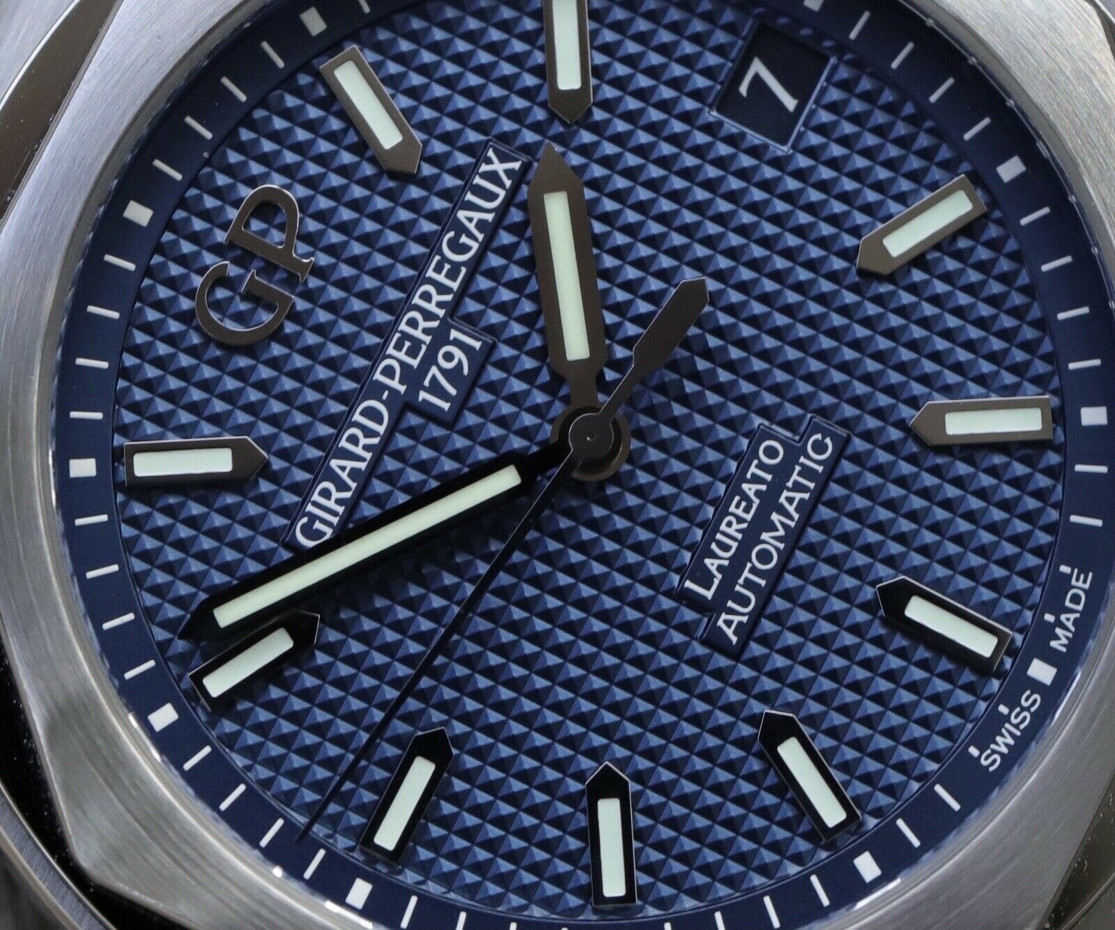 Girard-Perregaux_Laureato_Blue_Dial_81010-11-431-11A_42mm_-_2020_Watch_Vault_02.jpg