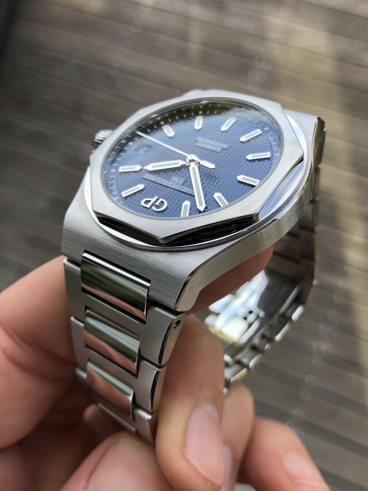 Girard-Perregaux Laureato Blue Dial 81010-11-431-11A 42mm - 2020