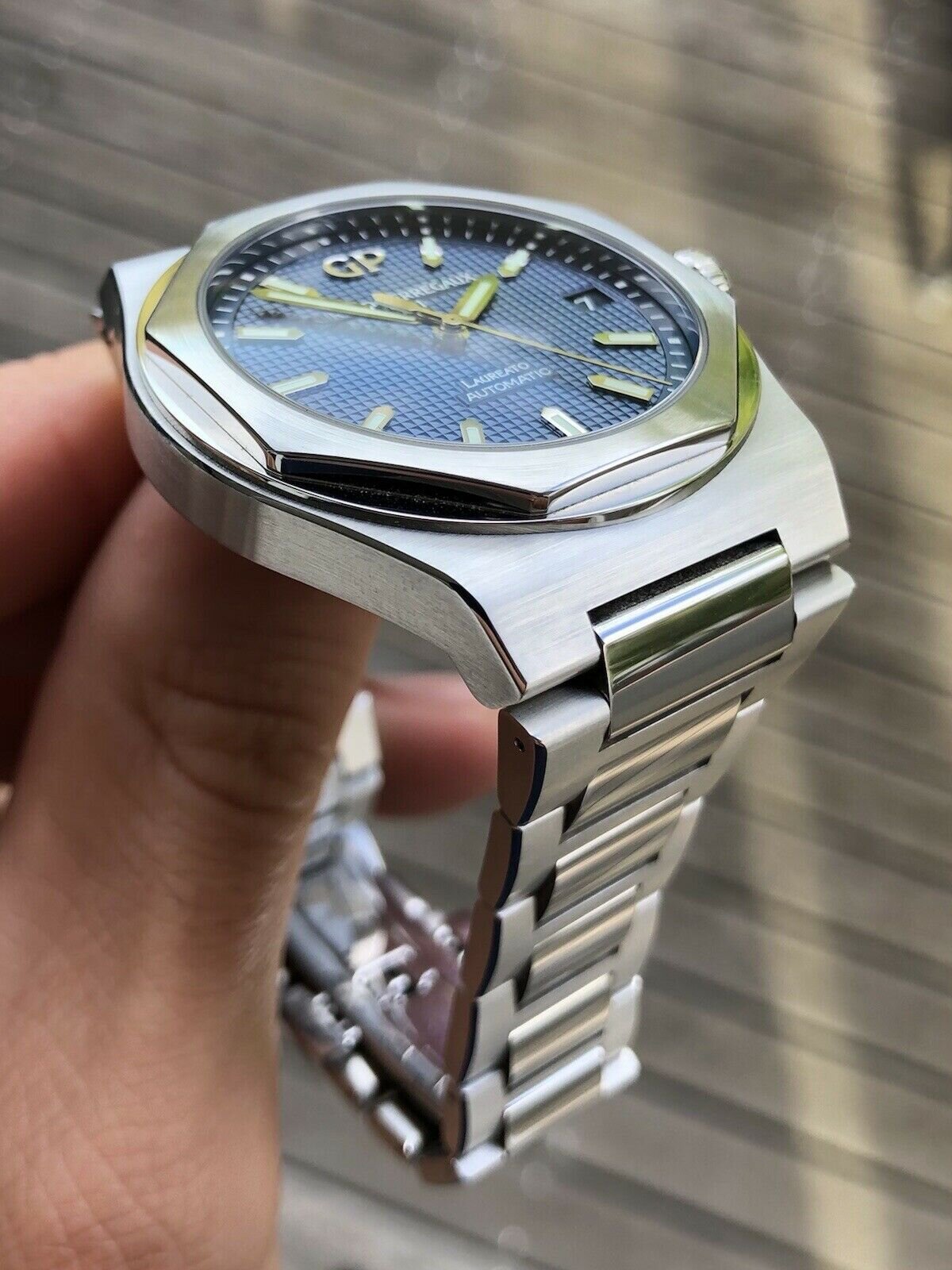 Girard-Perregaux Laureato Blue Dial 81010-11-431-11A 42mm - 2020