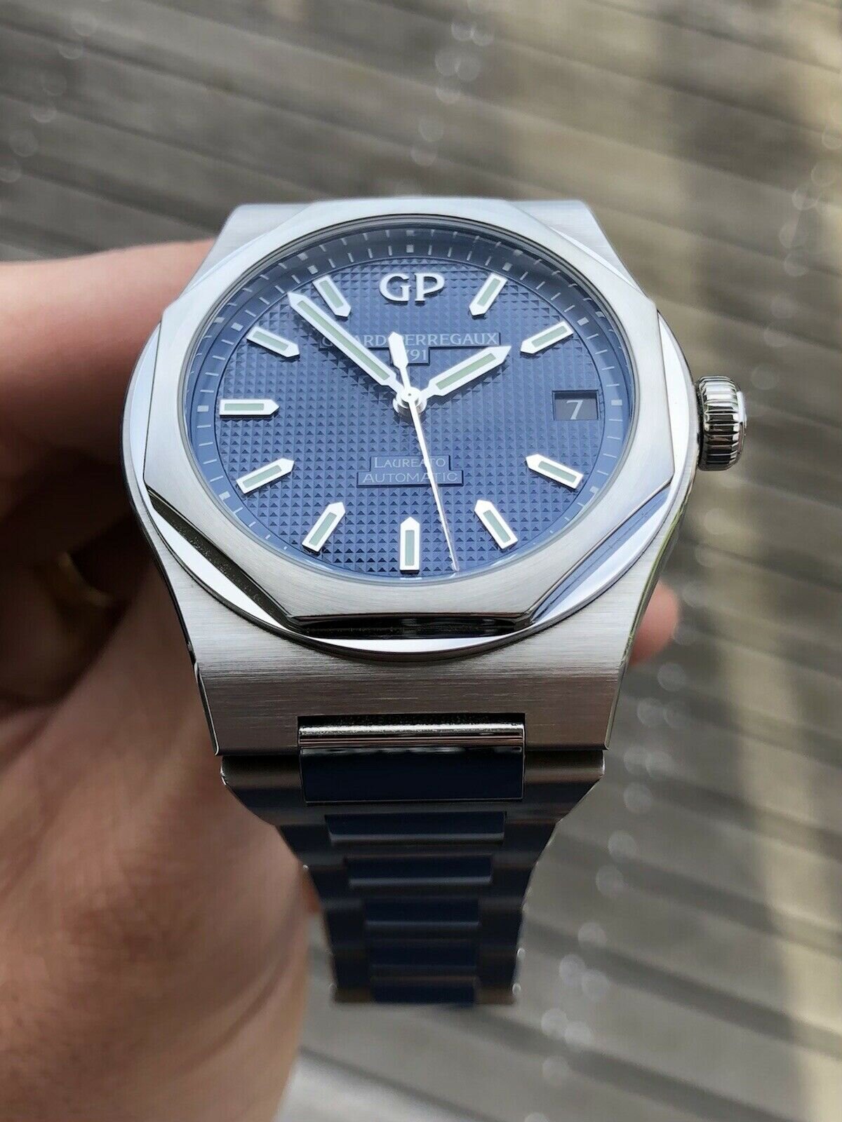 Girard-Perregaux Laureato Blue Dial 81010-11-431-11A 42mm - 2020