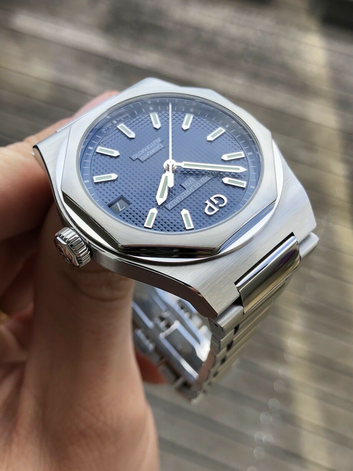 Girard-Perregaux Laureato Blue Dial 81010-11-431-11A 42mm - 2020