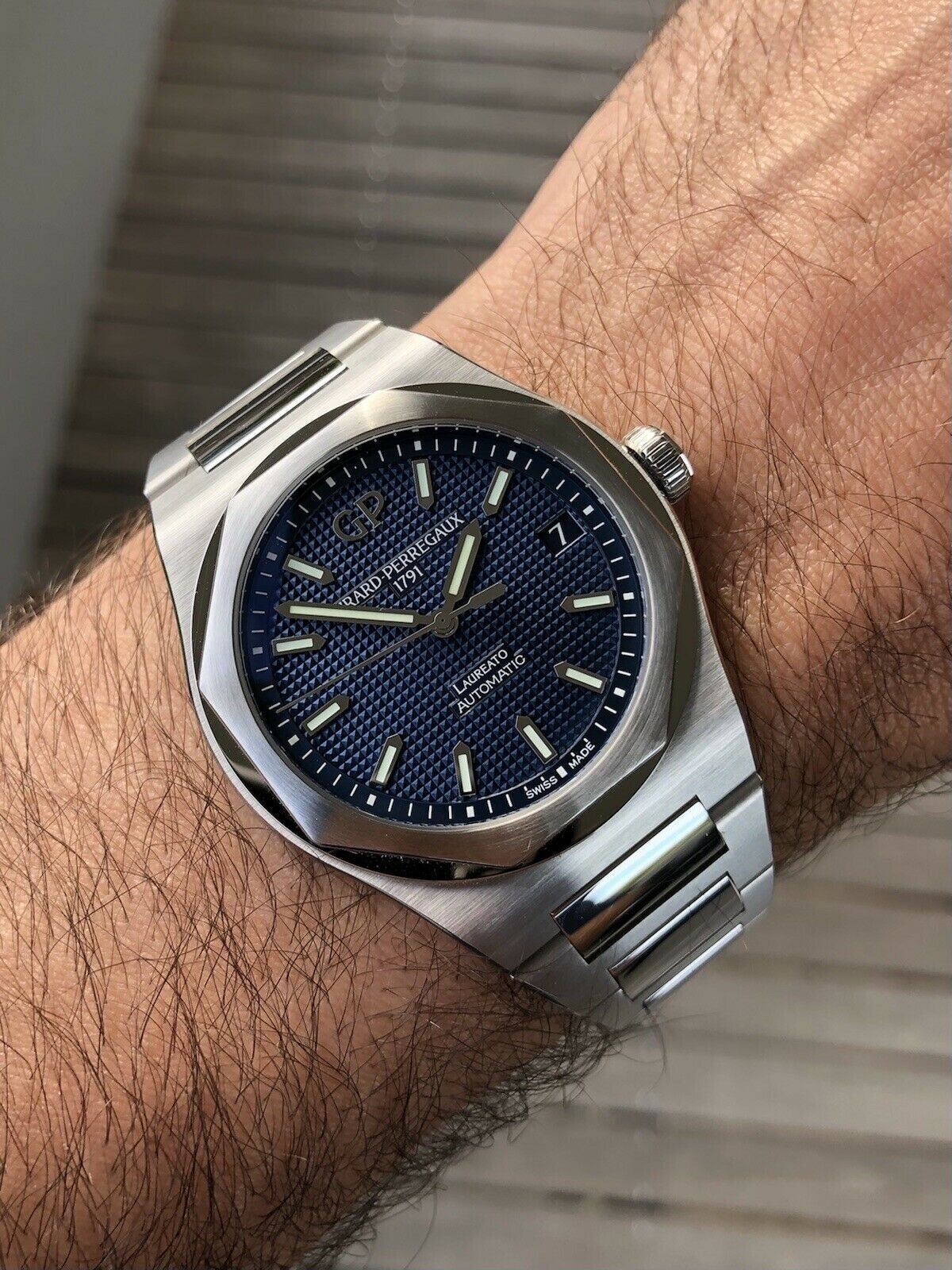 Girard-Perregaux Laureato Blue Dial 81010-11-431-11A 42mm - 2020