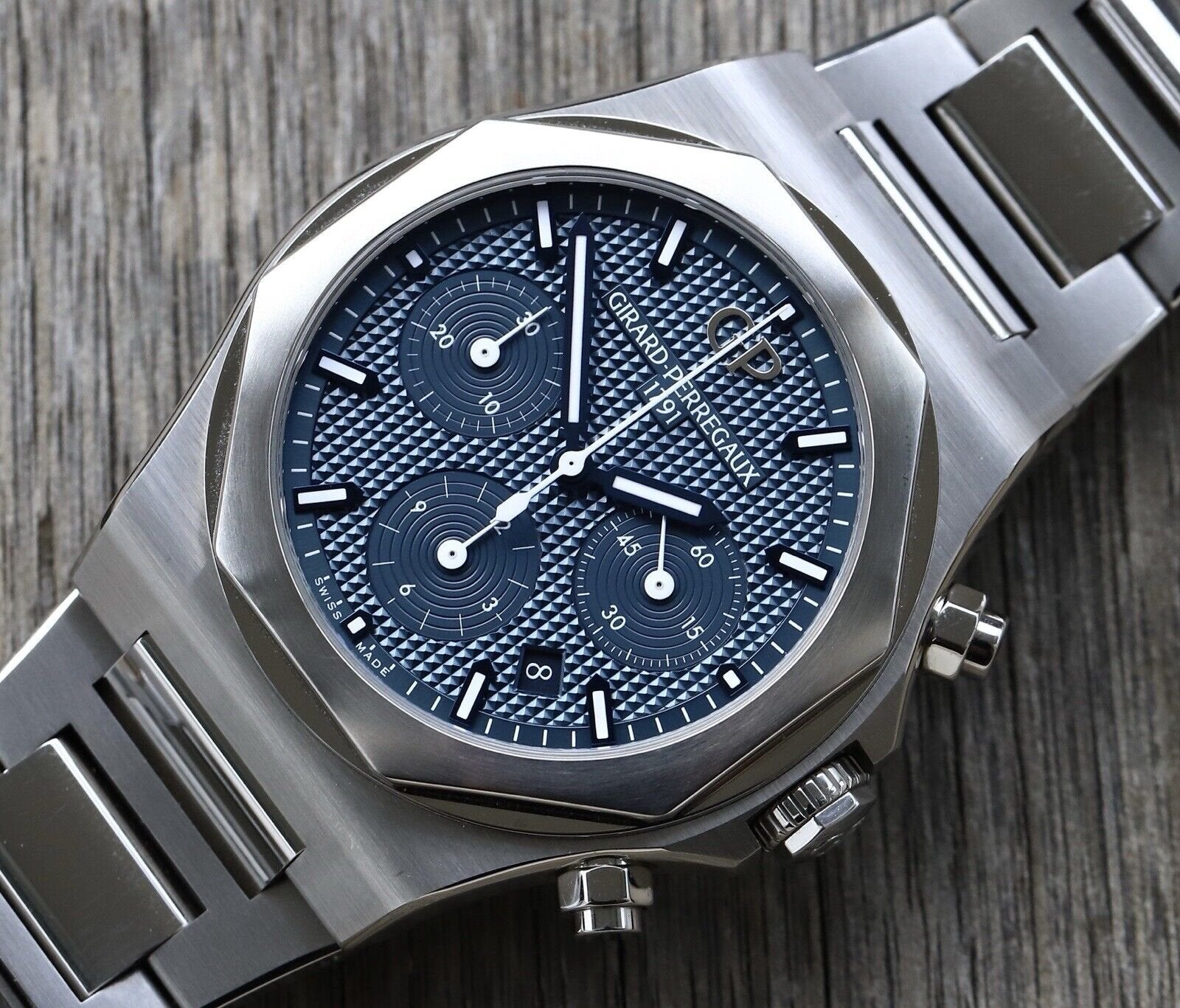 Girard-Perregaux_Laureato_Chronograph_81020-11-431-11A_42mm_-_2019_Watch_Vault_02.jpg