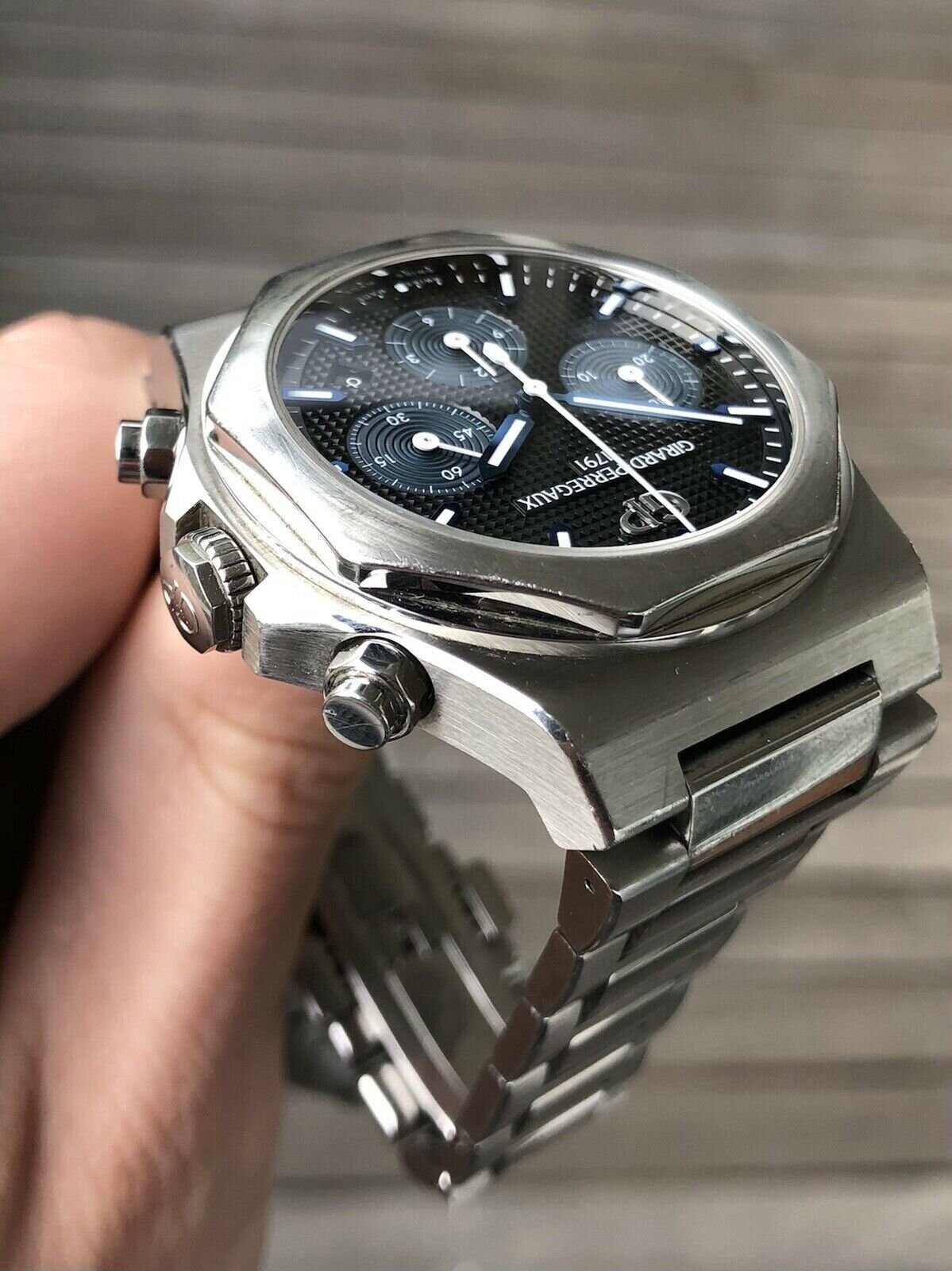 Girard-Perregaux Laureato Chronograph 81020-11-631-11A 42mm