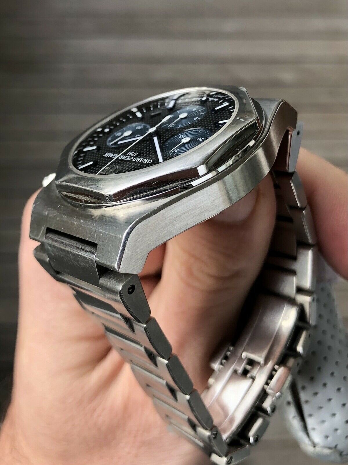 Girard-Perregaux Laureato Chronograph 81020-11-631-11A 42mm