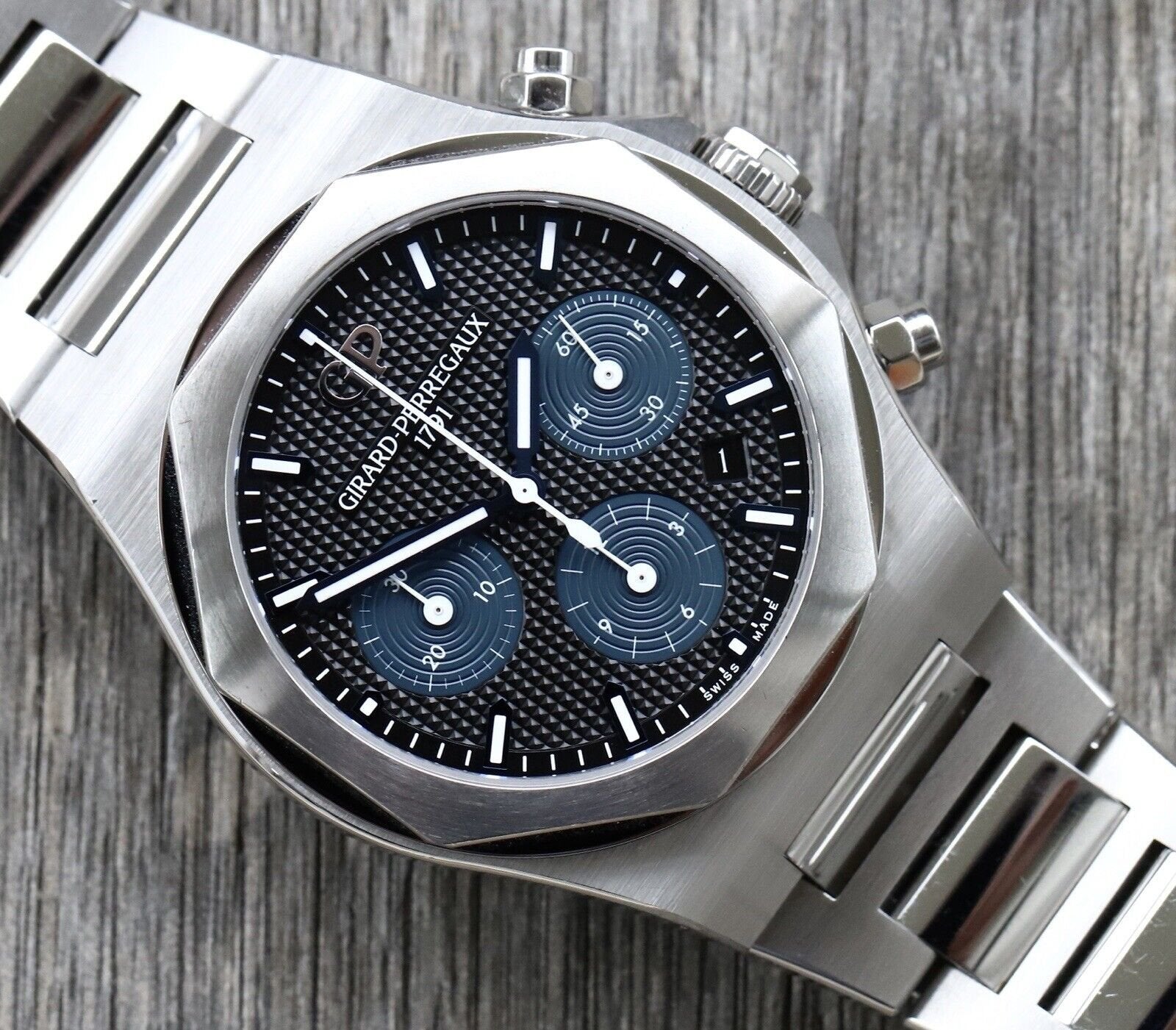 Girard-Perregaux_Laureato_Chronograph_81020-11-631-11A_42mm_-_2021_Watch_Vault_02.jpg