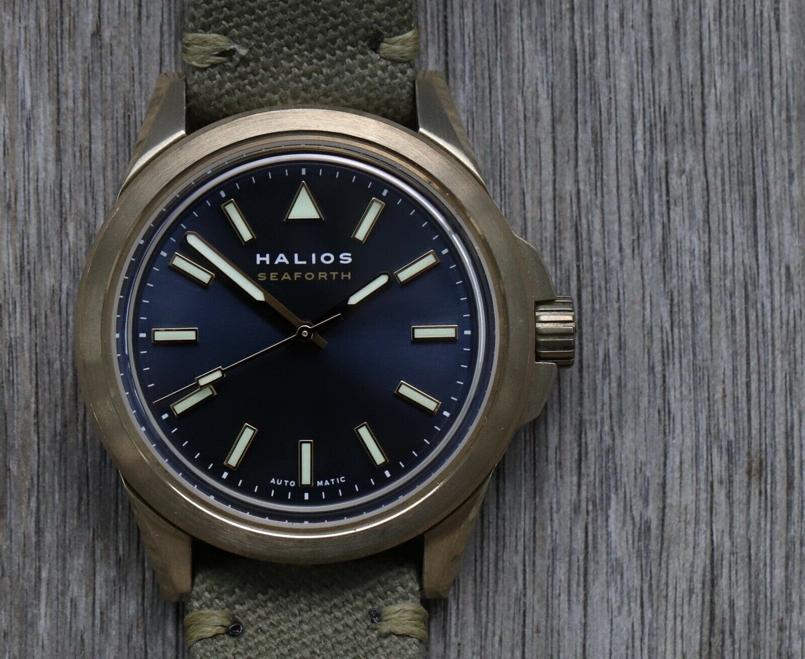Halios_Seaforth_Bronze_Blue_Dial_-_2019_Watch_Vault_01.jpg