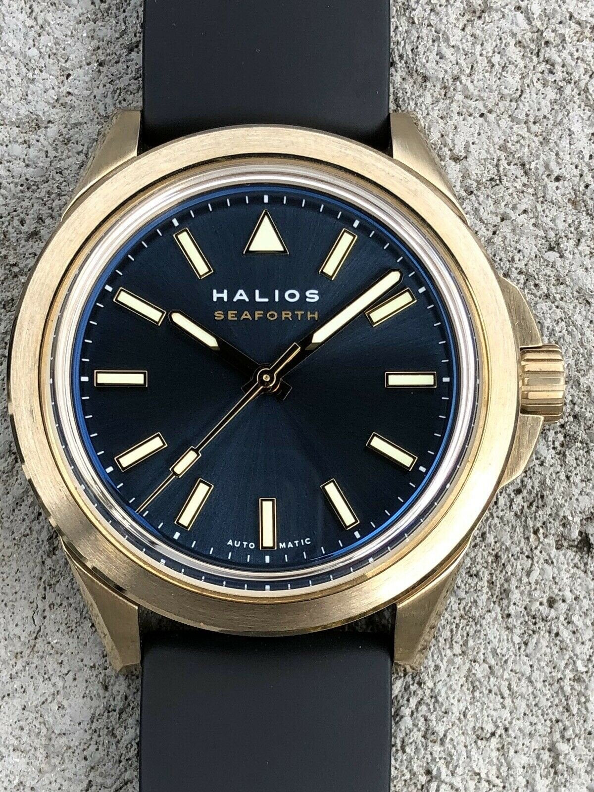 Halios_Seaforth_Bronze_Blue_Dial_-_2019_Watch_Vault_01_290cb5d7-85cb-44cc-9039-e64b81987542.jpg
