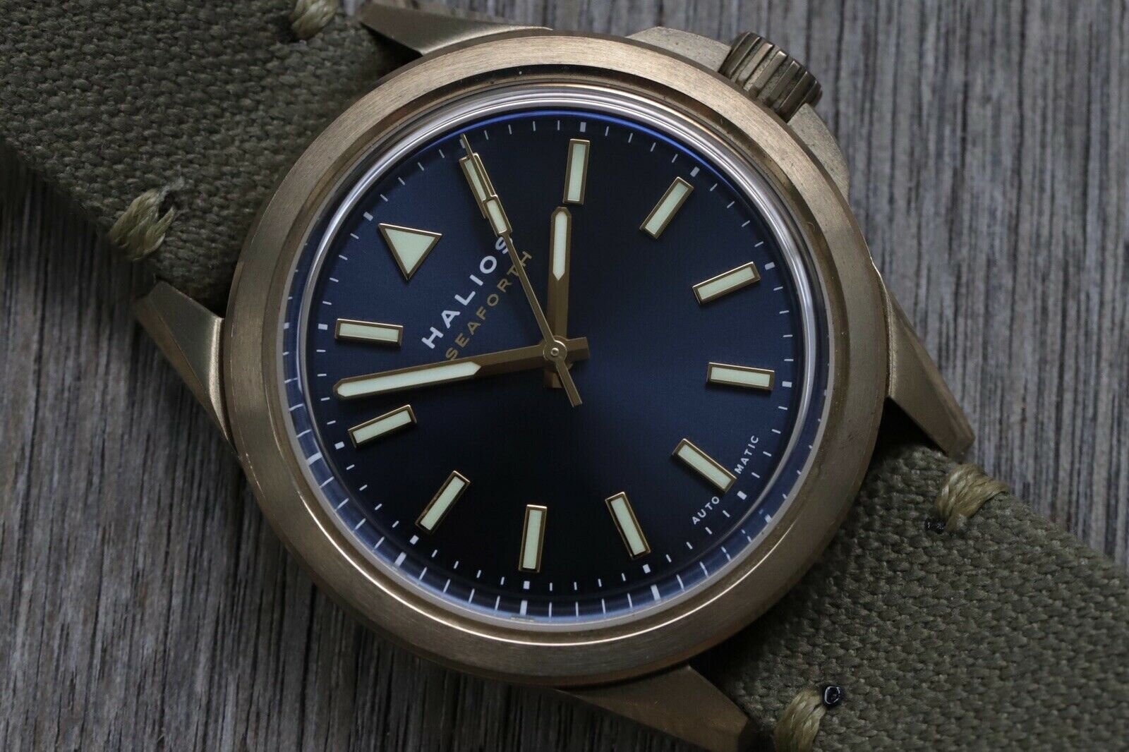 Halios_Seaforth_Bronze_Blue_Dial_-_2019_Watch_Vault_12.jpg