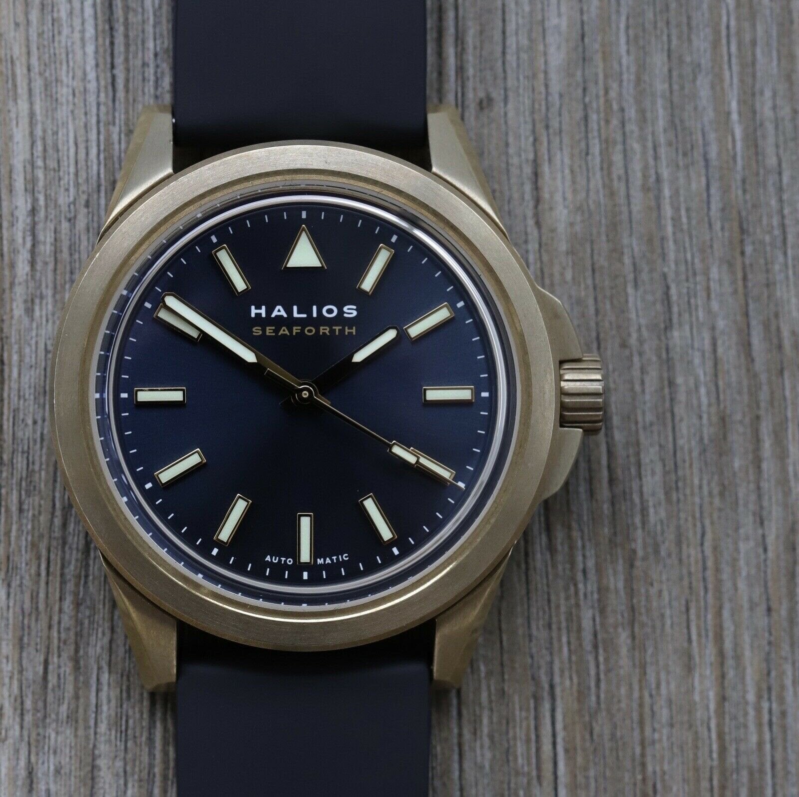 Halios_Seaforth_Bronze_Blue_Dial_E2_80_93_2019_Watch_Vault_01_f51d3bd9-792b-4682-9c92-f3cfdce83fc9.jpg