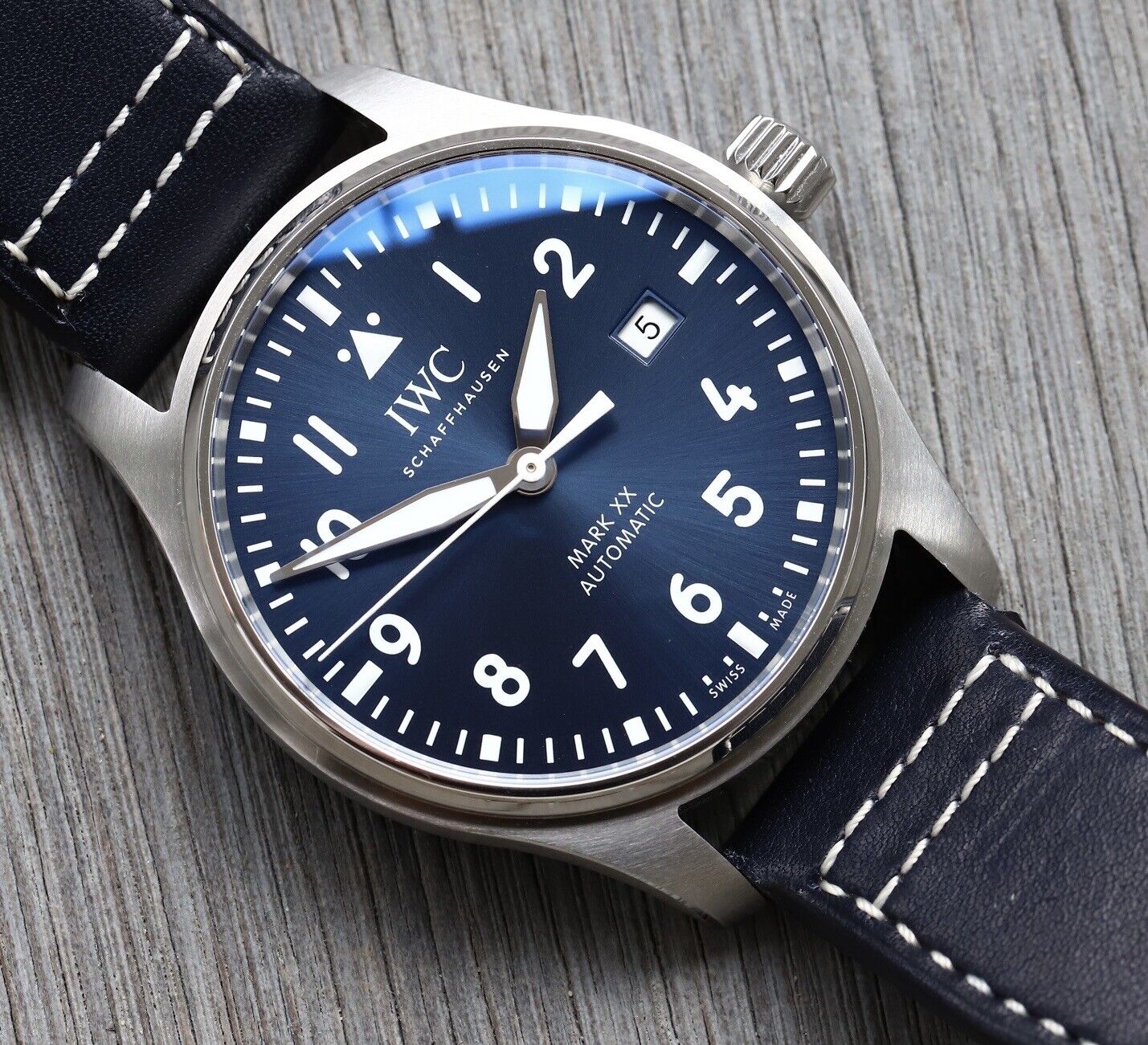 IWCPilot_sWatchMarkXXBlueDialIW328203-2022WatchVault02.jpg