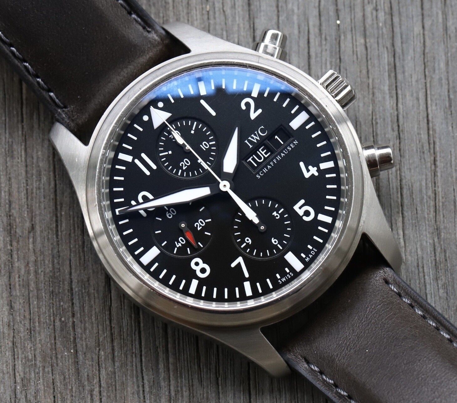 IWCPilotsWatchChronographIW3717-01WatchVault02.jpg