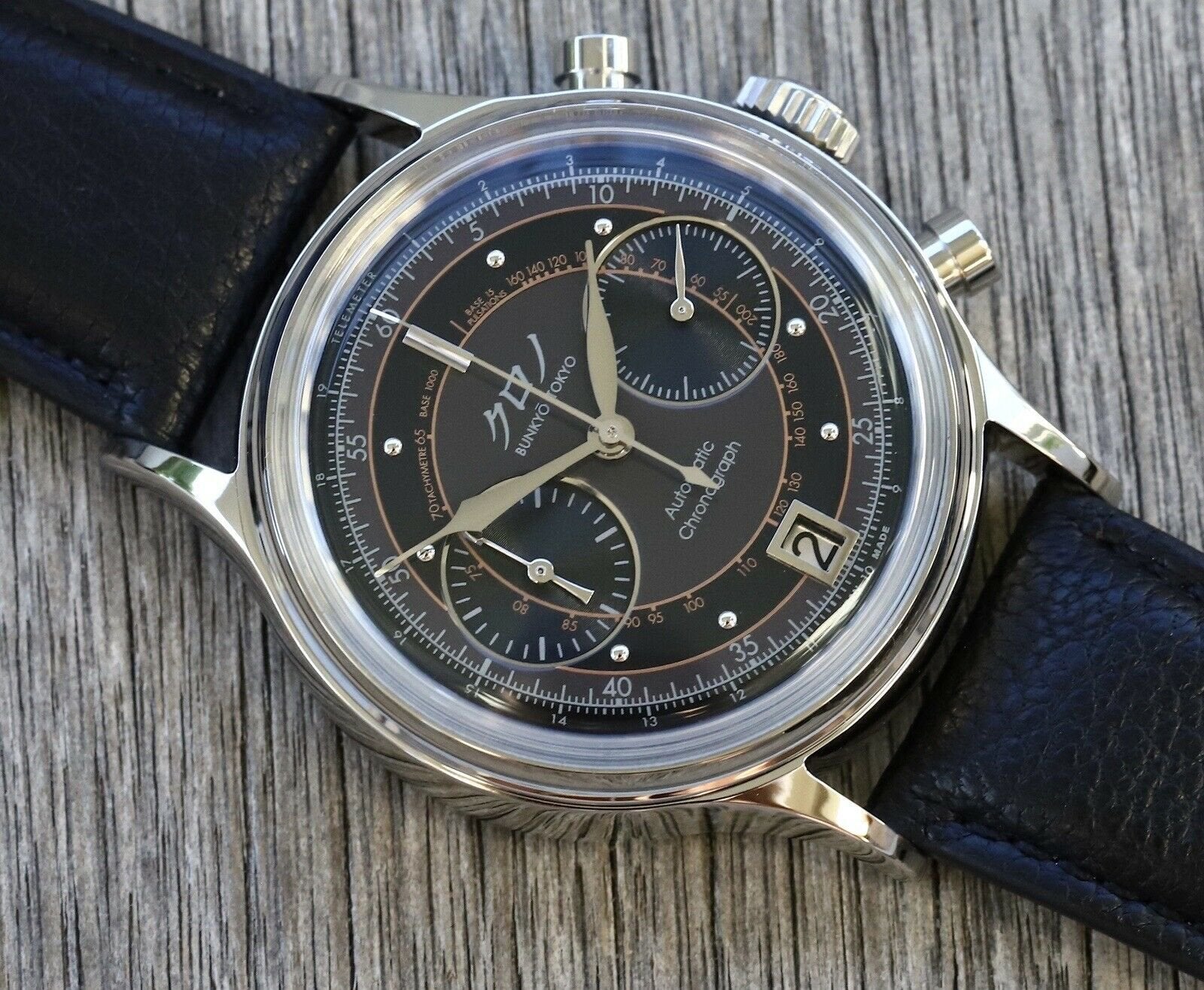 Kurono_Tokyo_Chronograph_2_-_2021_Watch_Vault_02.jpg