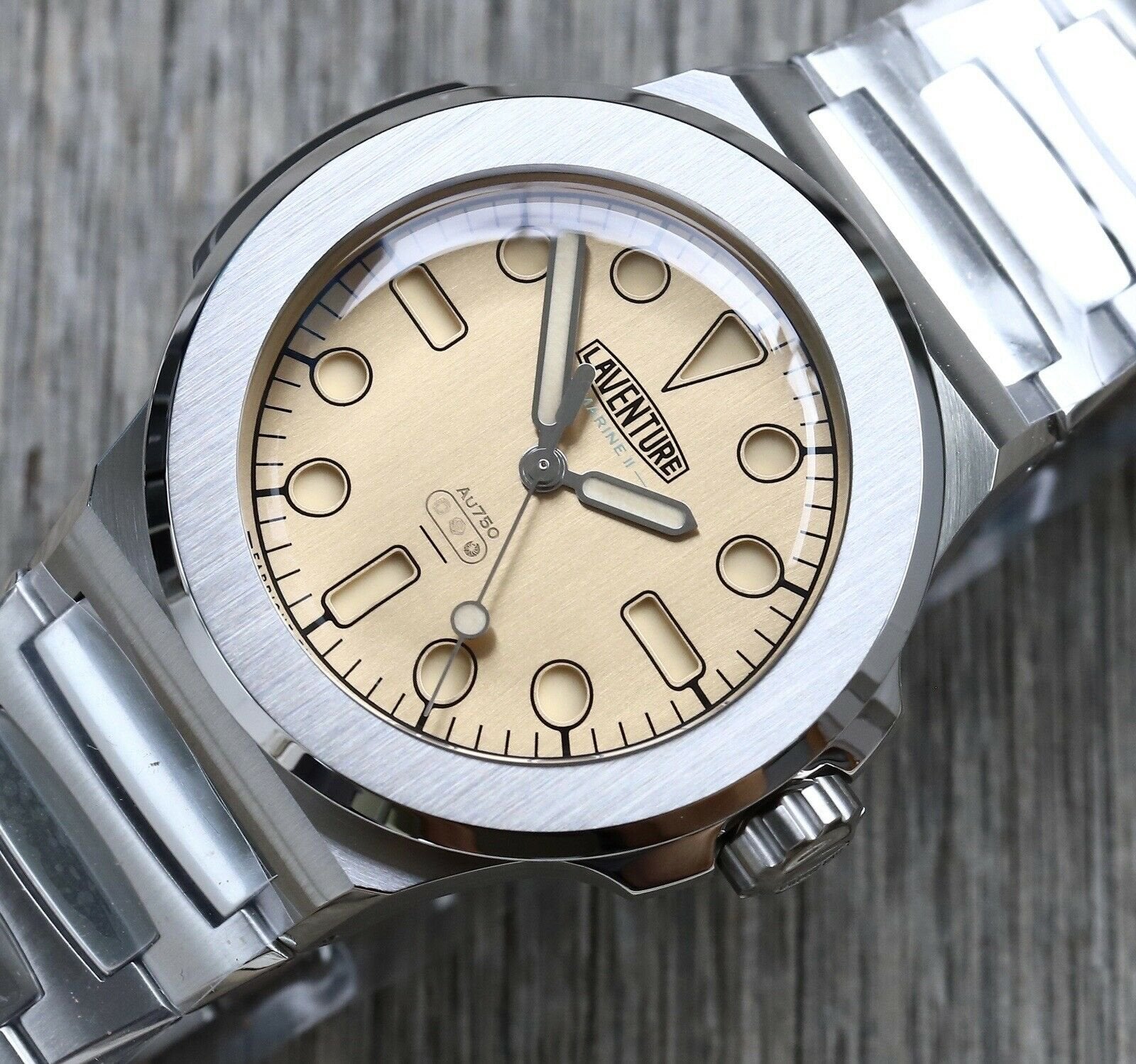 Laventure_Marine_II_-_Brand_New_Watch_Vault_02_02db7c32-069c-4754-b111-4f84d9c842fb.jpg